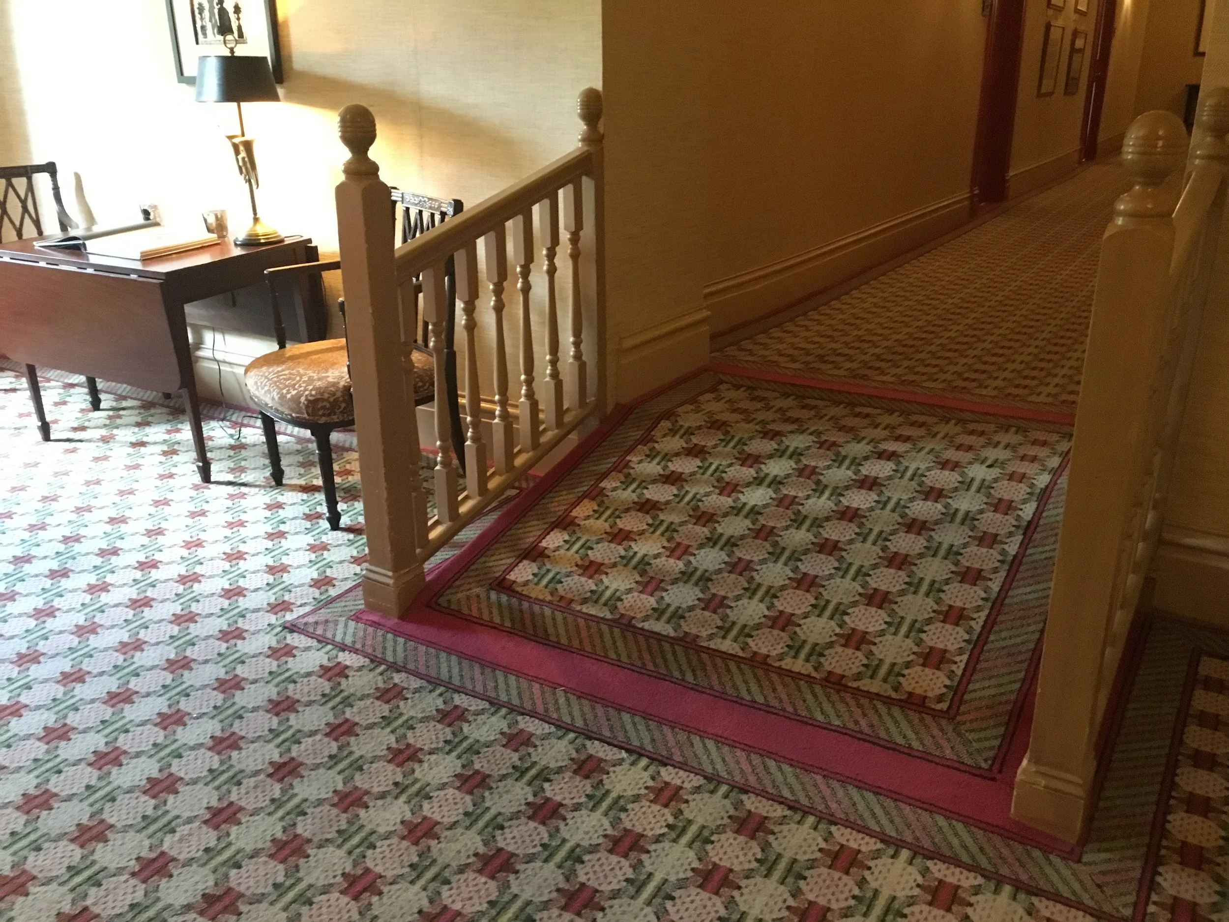 I like the way they dealt with this step and I love drop-leaf tables!