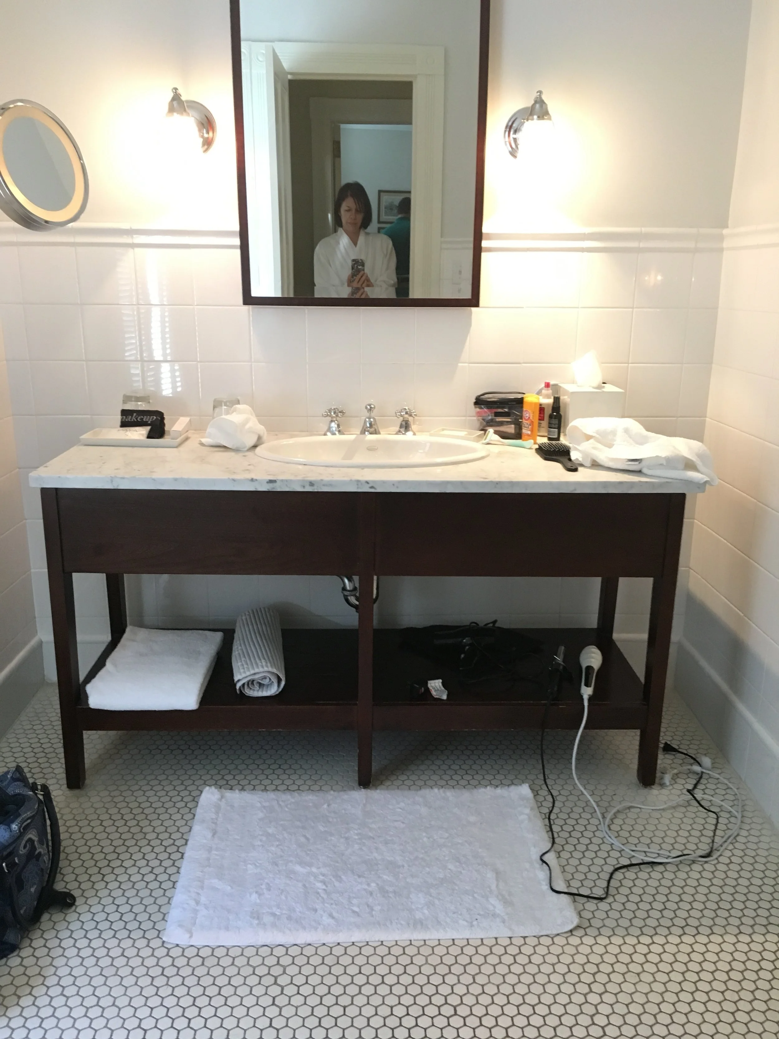 A beautiful marriage of modern and old-fashioned. That applies to the bathroom as well.