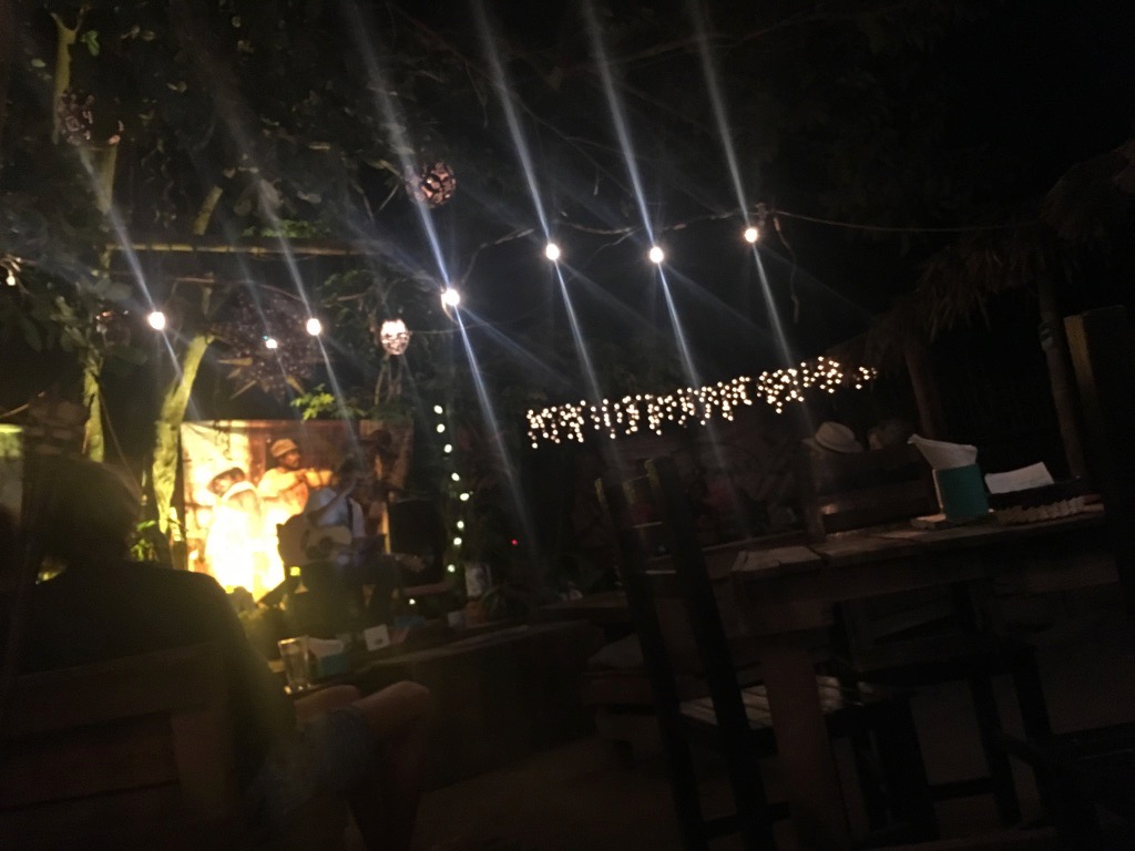 Backyard bar with live music off of Av. Tercer Mundo