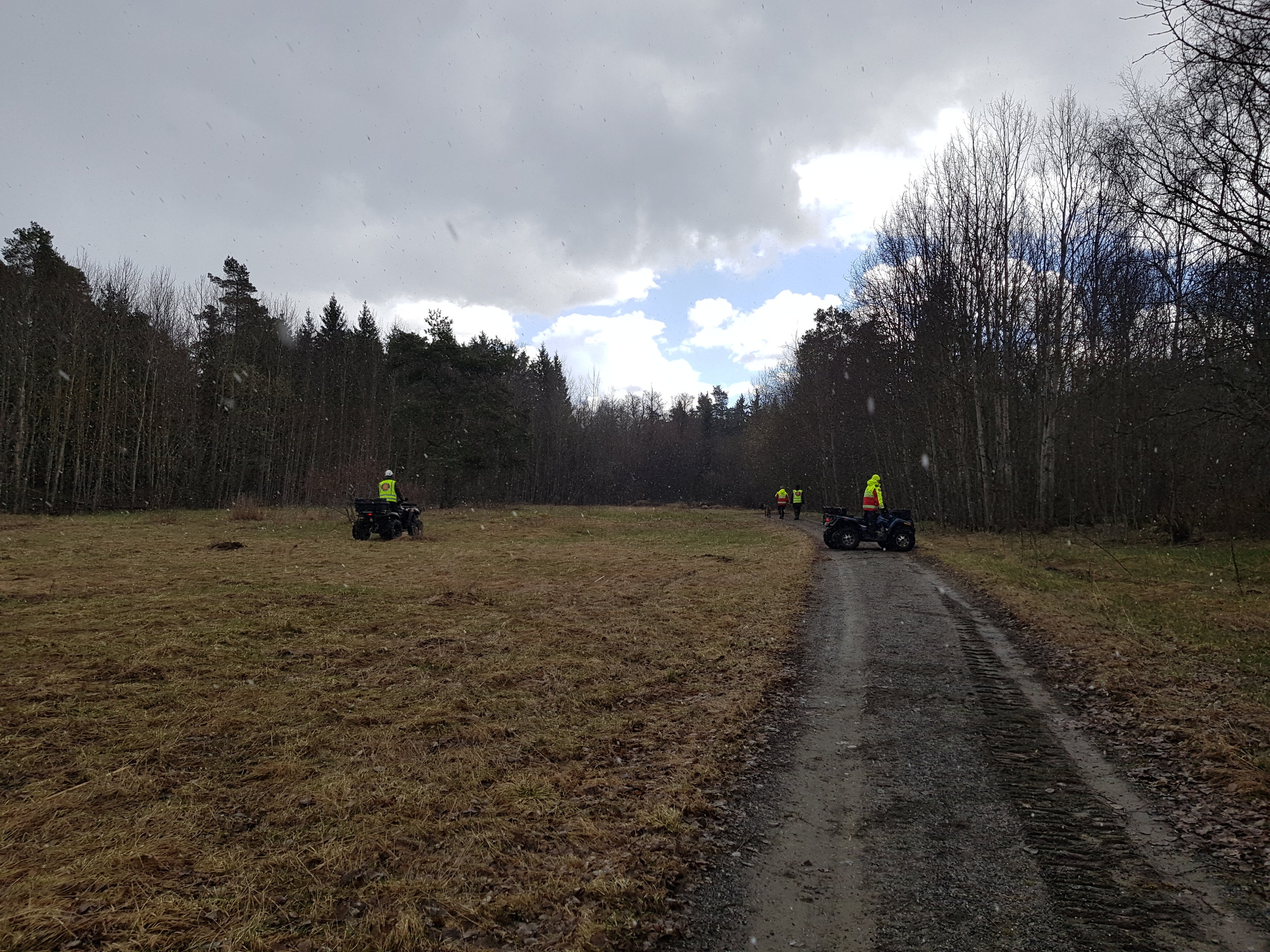 Övningen den 23:e april bjöd på äkta aprilväder. Sol, regn, snö samt stormvindar. Dock med lyckat genomförande och bra resultat. 