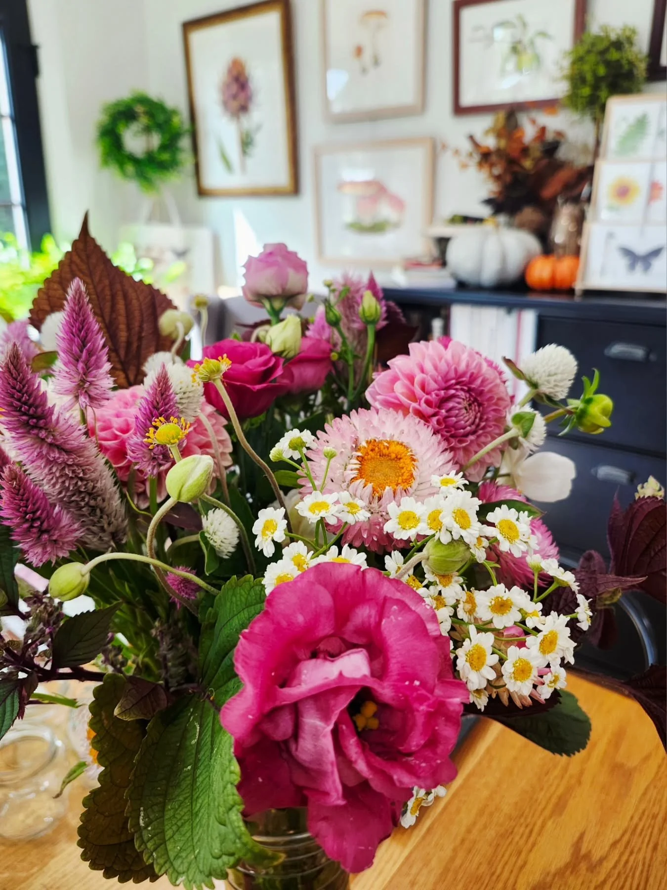 We had our first frost of the season last night! 
I'm so happy I grabbed some lovely blooms for the studio from @three.acre.farm.mi to hang onto these colors, shapes, and textures as long as possible🌸 
Thank you for all of your hard work flower grow