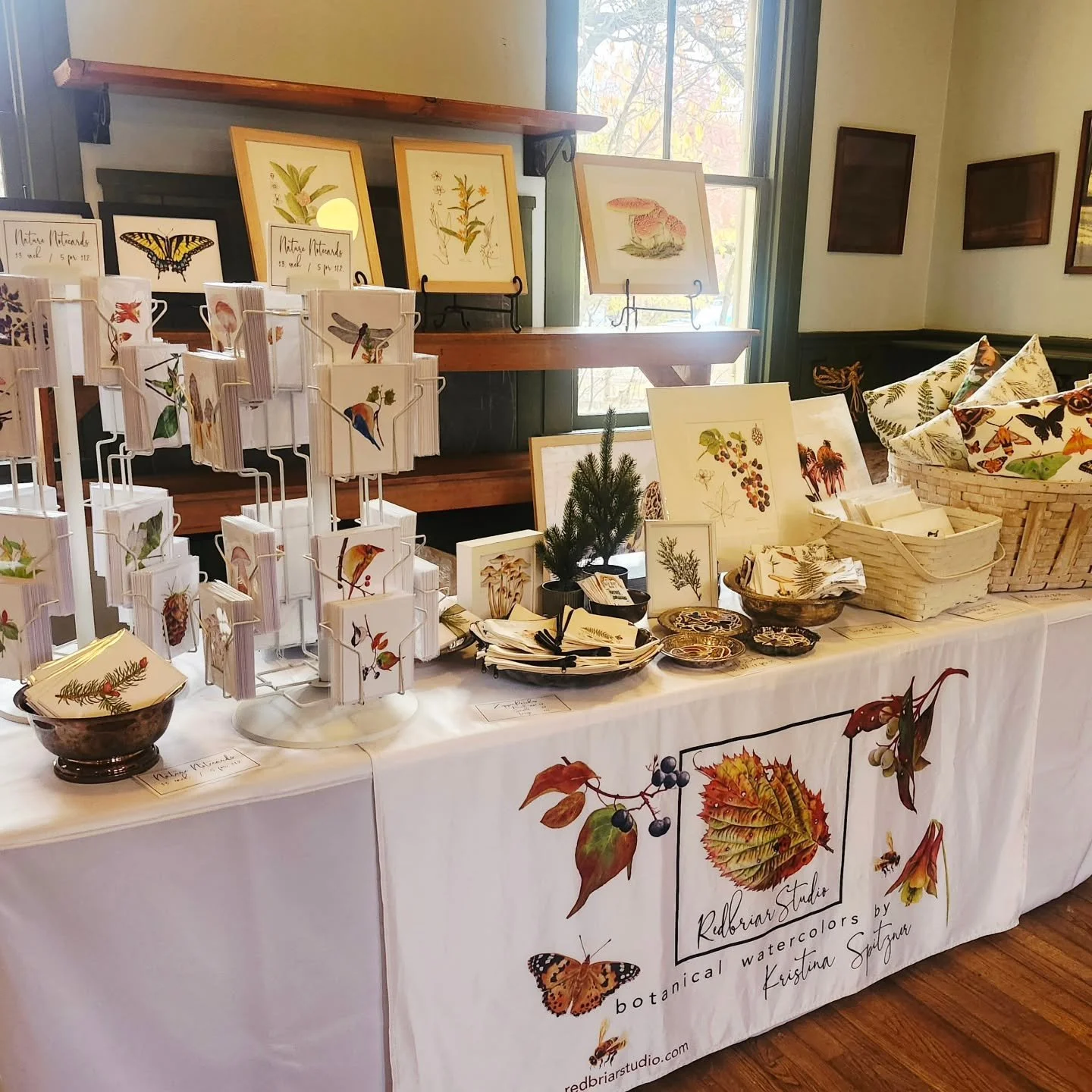 We're back to booking markets, watercolor workshops and private parties for the year ahead! Looking forward to seeing your lovely faces and creating something beautiful with you in 2026!❤️