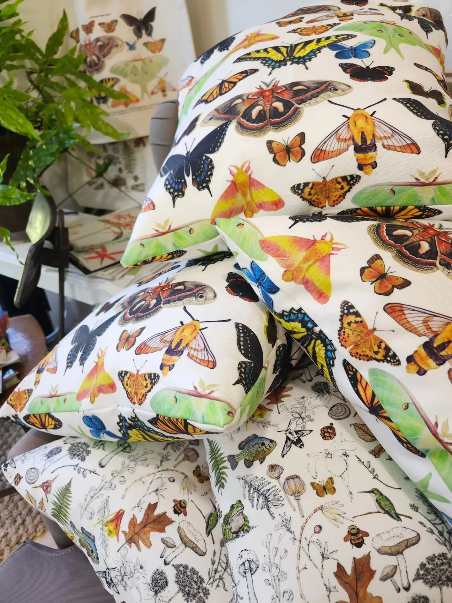 Sewing up the last of my yardage for upcoming markets as I discontinue this natural home decor line. Be sure to come see me if you want to snag one before their gone!
And thank you to all of you who've given them such  good loving homes in the past t