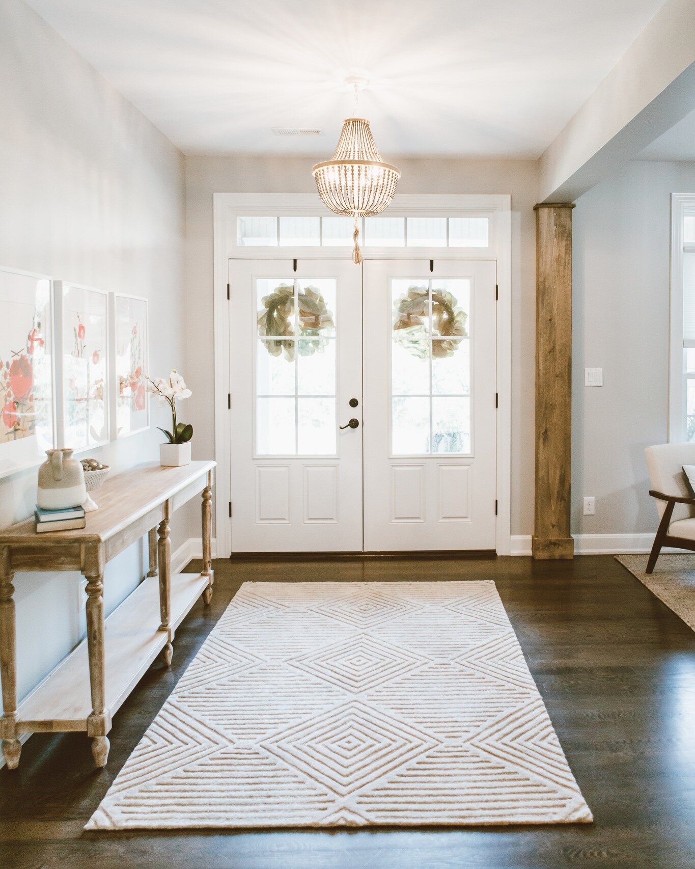 ✨Entryways that WOW✨

An entryway / foyer sets the tone for your house &mdash; it's a guest's first impression and should introduce your home's style. We designed these two gorgeous entryways with a few similar things in mind... 👇

Both of these spa