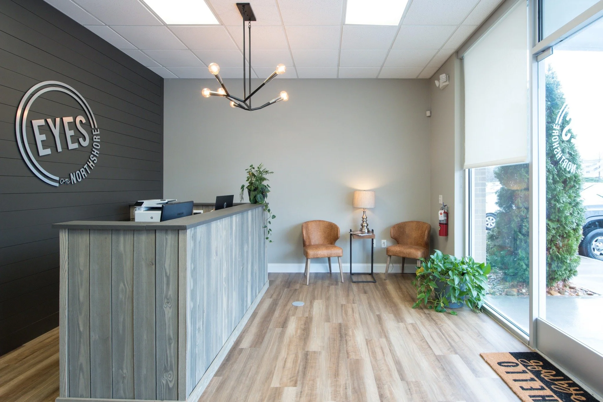 While I usually work on residential and rental projects, it is fun to work with a small business every now and then! This was a few years ago when I helped @eyesonnorthshore with their office design...👁👉

Doctor offices can be a tough space to desi