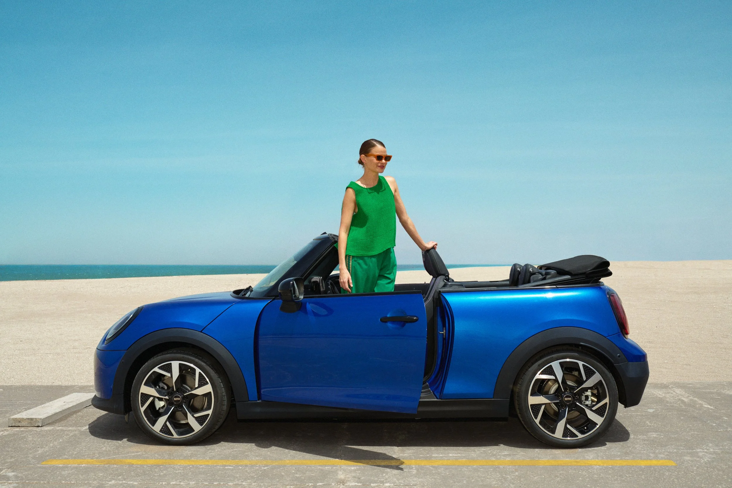 BAM_MINI_CABRIOLET_MOTIV_00_FREESTYLE_BEACH_3432_v06k.jpg