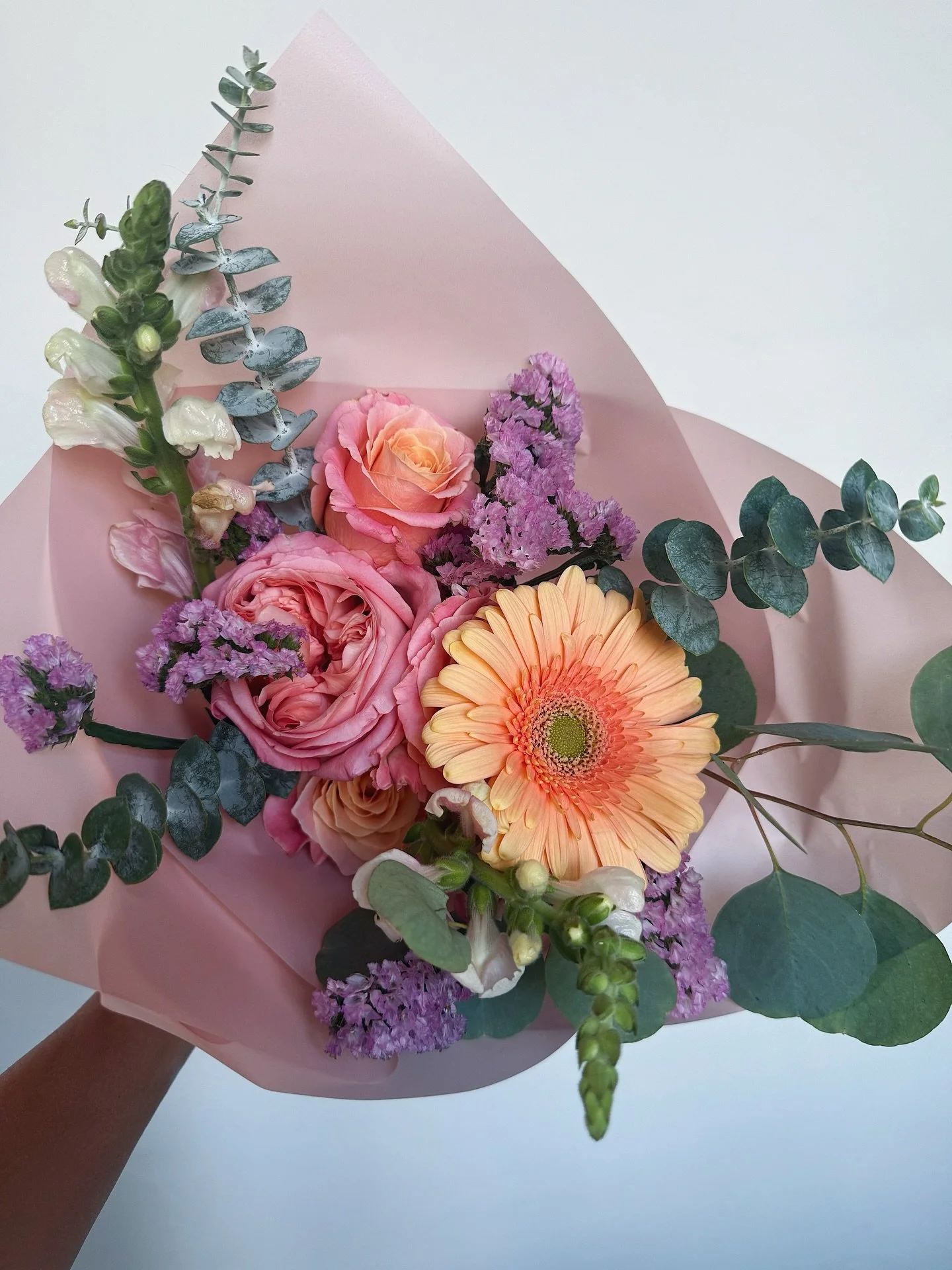 Blooming&rsquo; beauties. 25% off all bouquets tonight from 6-9 for Second Saturdays! Come enjoy specials and late night shopping at The Monier Row 🌙 
@pueblahouse 
@81barbersofficial 
@cerotucson 
@cosmeastrology 
elbegoods 
@minimalmae.shop 
@petr
