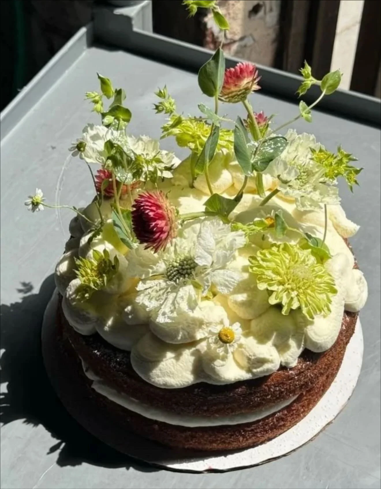 Join us for a tasty workshop this Sunday combining all things flowers, cake, and frosting with @holyfocaccia_ 🧁 

Can&rsquo;t make it? We have 4 other workshops left for our winter series including charcuterie x harvest boards @harvest_boards, holid