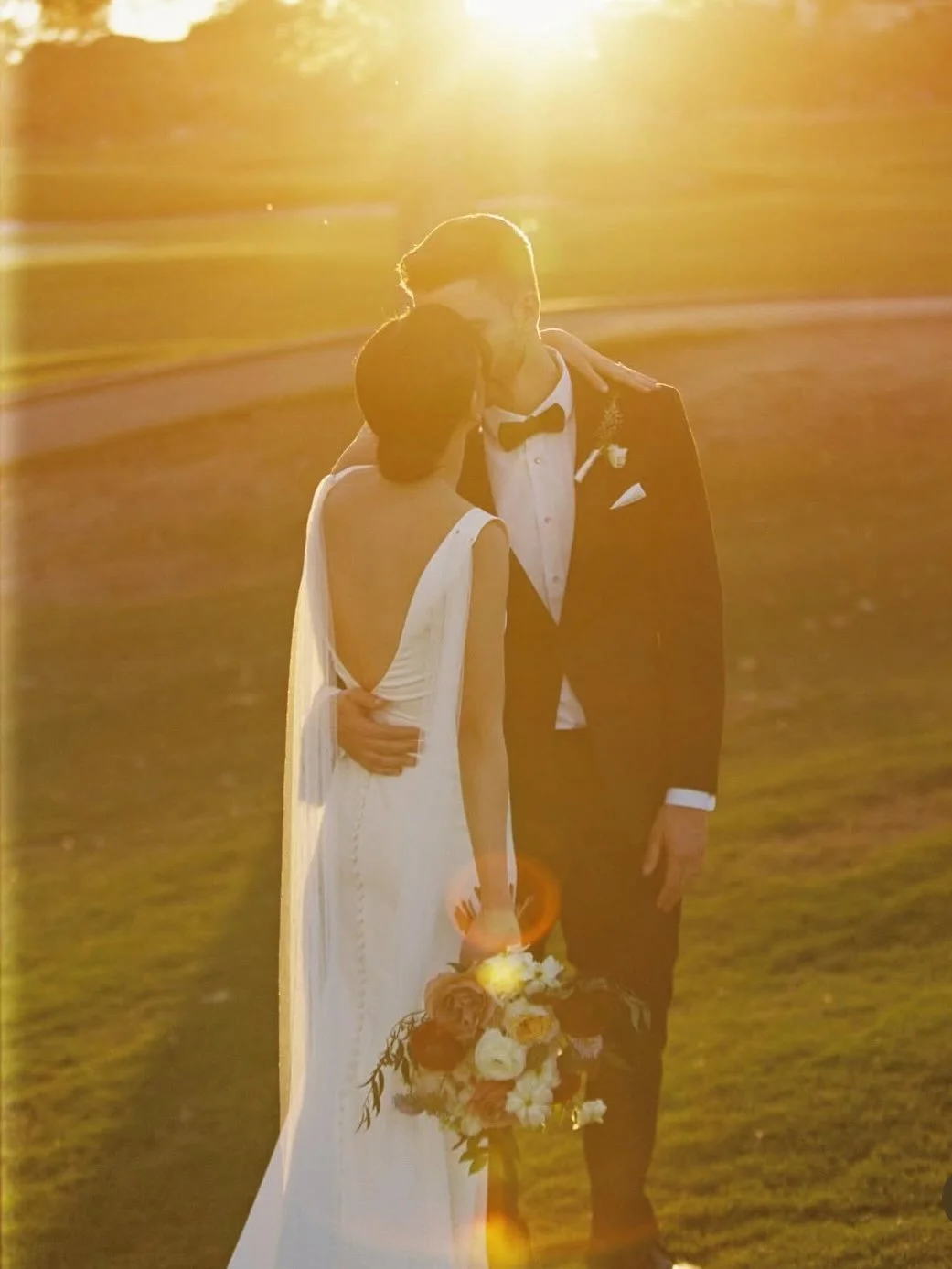 Letting you in on a little wedding magic we got to be a part of for Samantha and Lucas on their special day 🤍🌹

photography by @nataliecarrasco_ 
#weddingseason #weddingflowers #bloommaven
