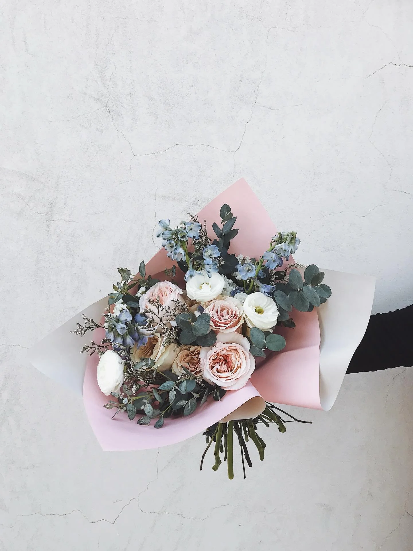 Crisp whites &amp; soft pinks, our roseate is perfect 🤍

#tucsonlocalflowers #bloommaven