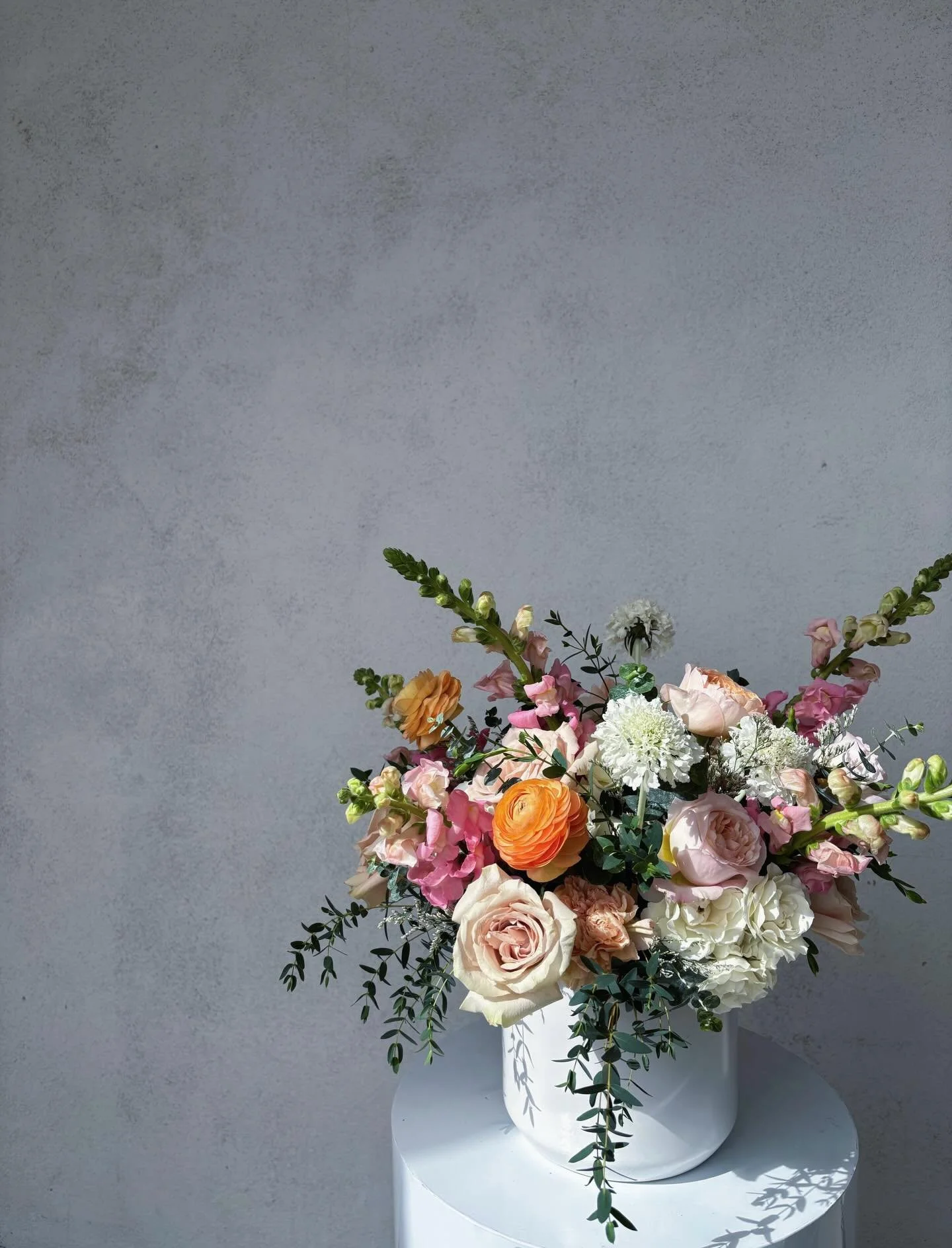 Welcoming spring with open arms. Our Parisian with a some bursts of color 🍊🌷

#hellospringtime #freshflowerarrangement