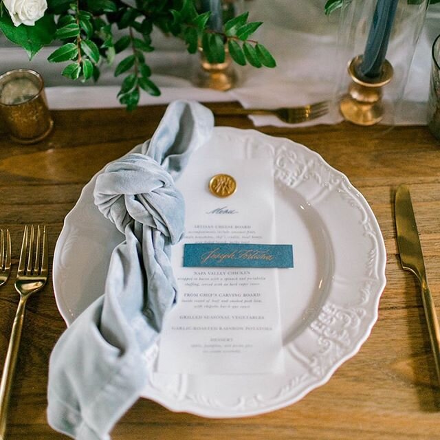 Blue hues done right 🌿
.
.
With @marsais @wedandprosper @racheld.wedandprosper
