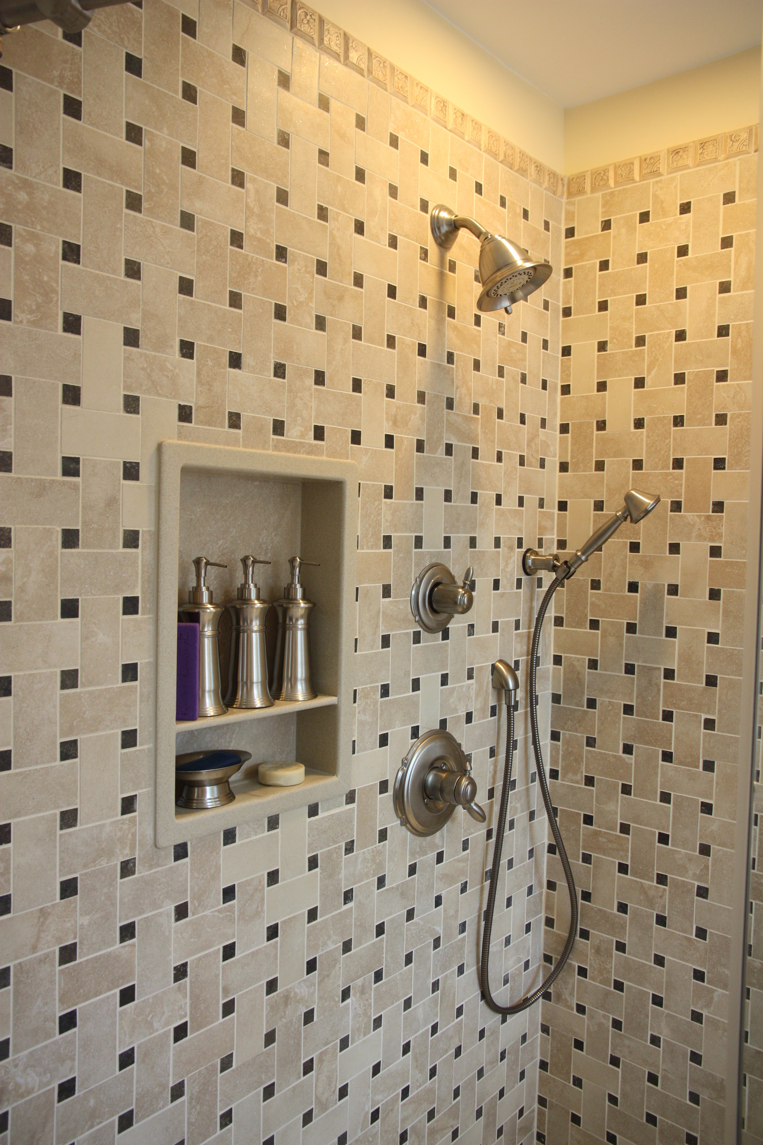 Shower niche with shelf