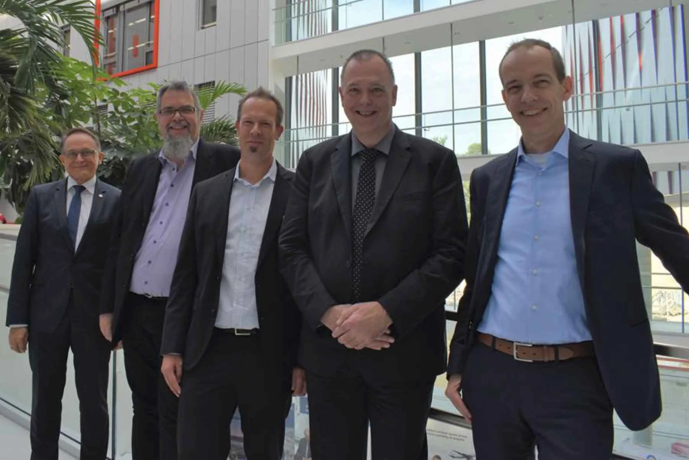 Vermitteln Zuversicht im europäischen BACnet-Team: Vorstand Karl Heinz Belser (l.), Johnson Controls, und Präsident Klaus Wächter (2. v. l.), Siemens, stellten in Frankfurt die neue BIG-EU-Führung vor: Vorstand Tobias Kleine (M.), DIAL, Beiratsprecher Frank Schubert (2. v. r.), Beckhoff, und Vorstand Nils Gunnar Fritz (r.), MBS. (Foto: BIG-EU)