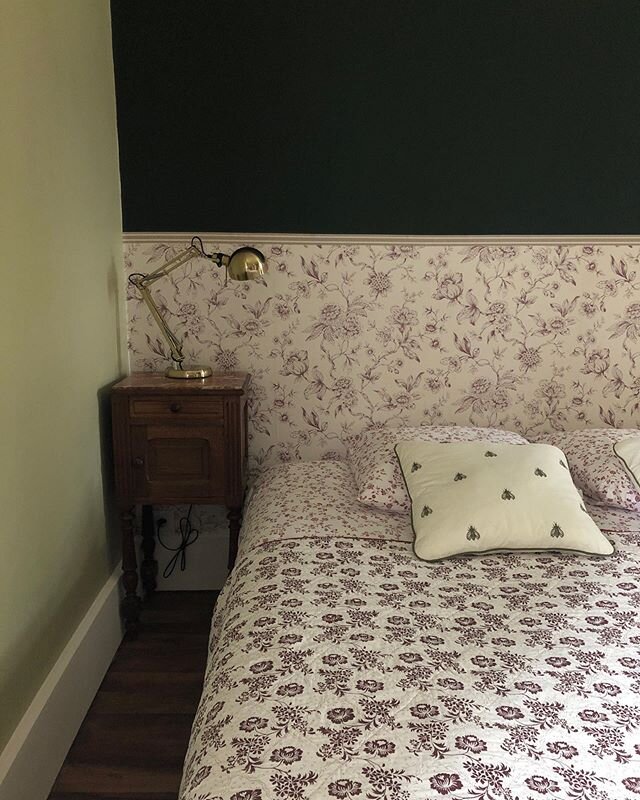 Spacious rooms, high ceilings, loads of light, BIG beds: welcome to Ch&acirc;teau des Edelins, the best B&amp;B in the middle of France! www.edelins.com⁠⠀
.⁠⠀
#chateaudesedelins #holidayhome #gite #vakantiemiddenfrankrijk #chambredhote #bedandbreakfa