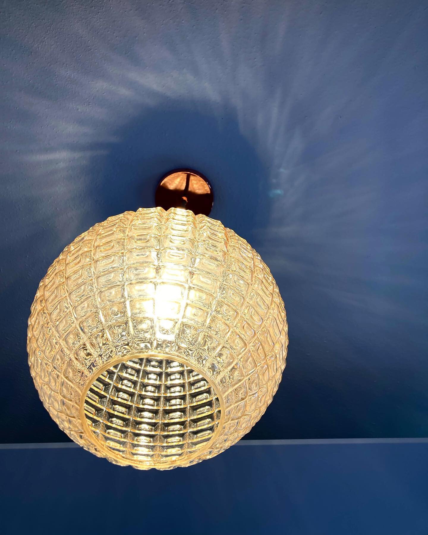 Die alten Kristalllampenschirme mit den neuen Textilkabeln schm&uuml;cken seit kurzem den fertigen ALLRAUM f&uuml;r (Seminare-Yoga-K&ouml;rperarbeit und Gemeinschaft)#creative-cables.com#upcycling#yoga#gemeinschaft#kristalllampe#DIY#gutshausretter#st