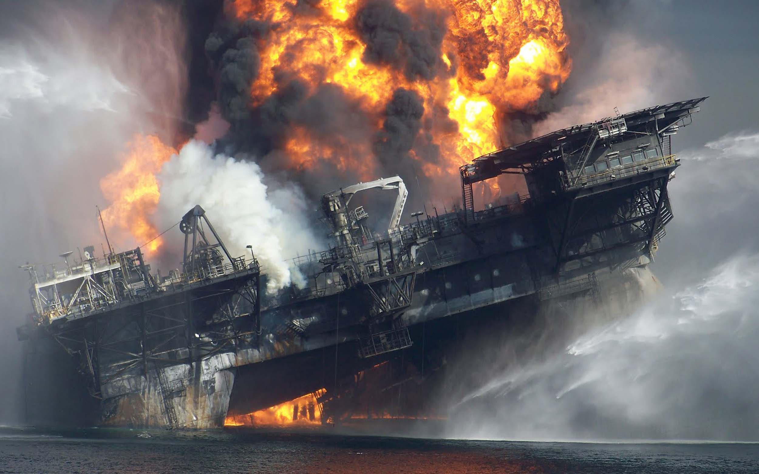 Аварии взрывы катастрофы. Взрыв нефтяной платформы Deepwater Horizon. Взрыв нефтяной платформы Deepwater Horizon - 20 апреля 2010 года. Взрыв нефтяной платформы Deepwater Horizon последствия. Авария на буровой платформе в мексиканском заливе 2010.