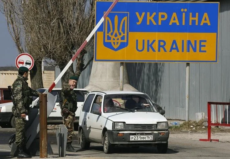 635994-ukrainian-border-guards-check-a-car-with-a-russian-number-plate-at-the-russian-ukrainian-border-cros.jpg