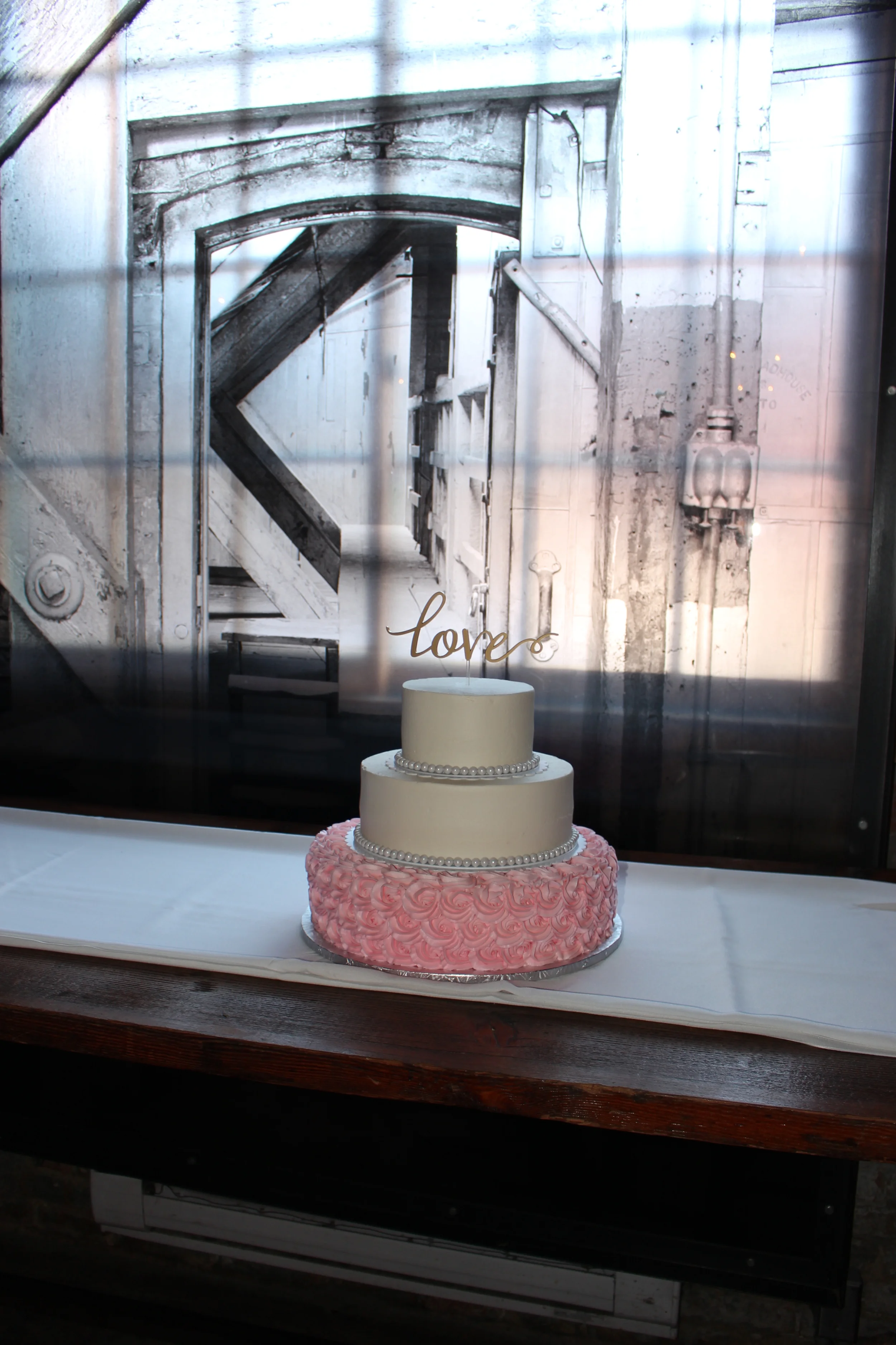 Love the frosted glass backdrop for the cake!