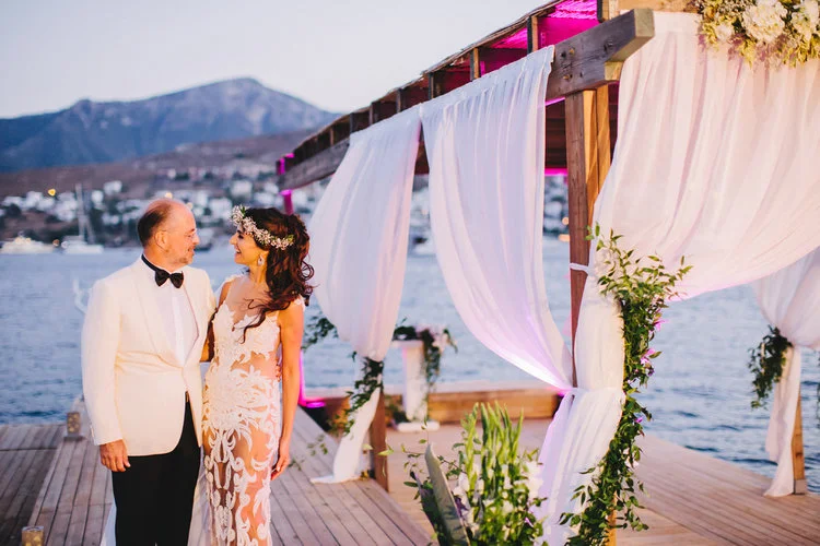 Sahil otellerinin Deniz üzerine yaptığ nikah alanlarından birinde çekilmiş bir Bodrum Düğün Fotoğrafı