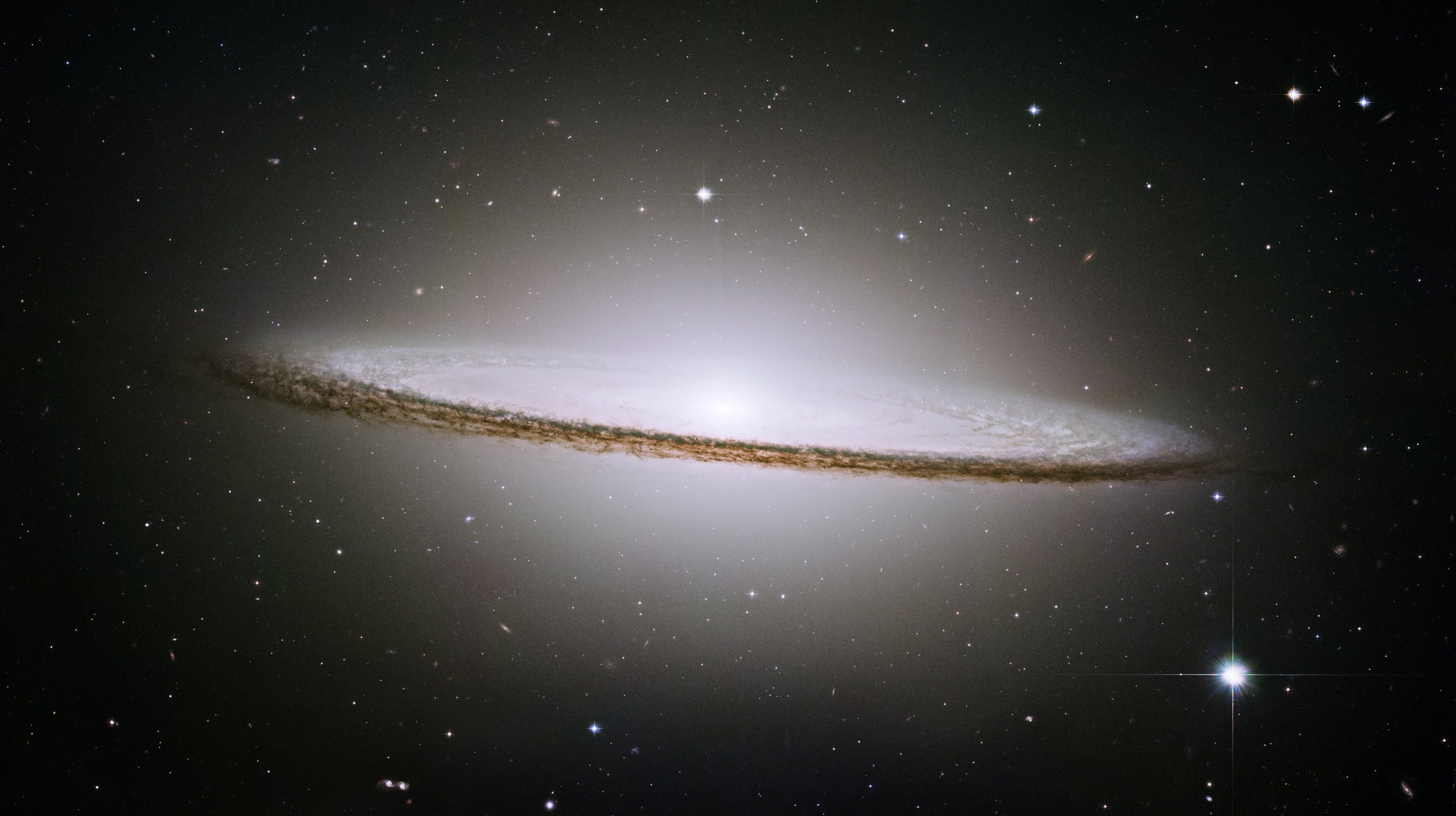  SOMBRERO GALAXY (M104) PHOTOGRAPHED BY HUBBLE SPACE TELESCOPE (HST) 