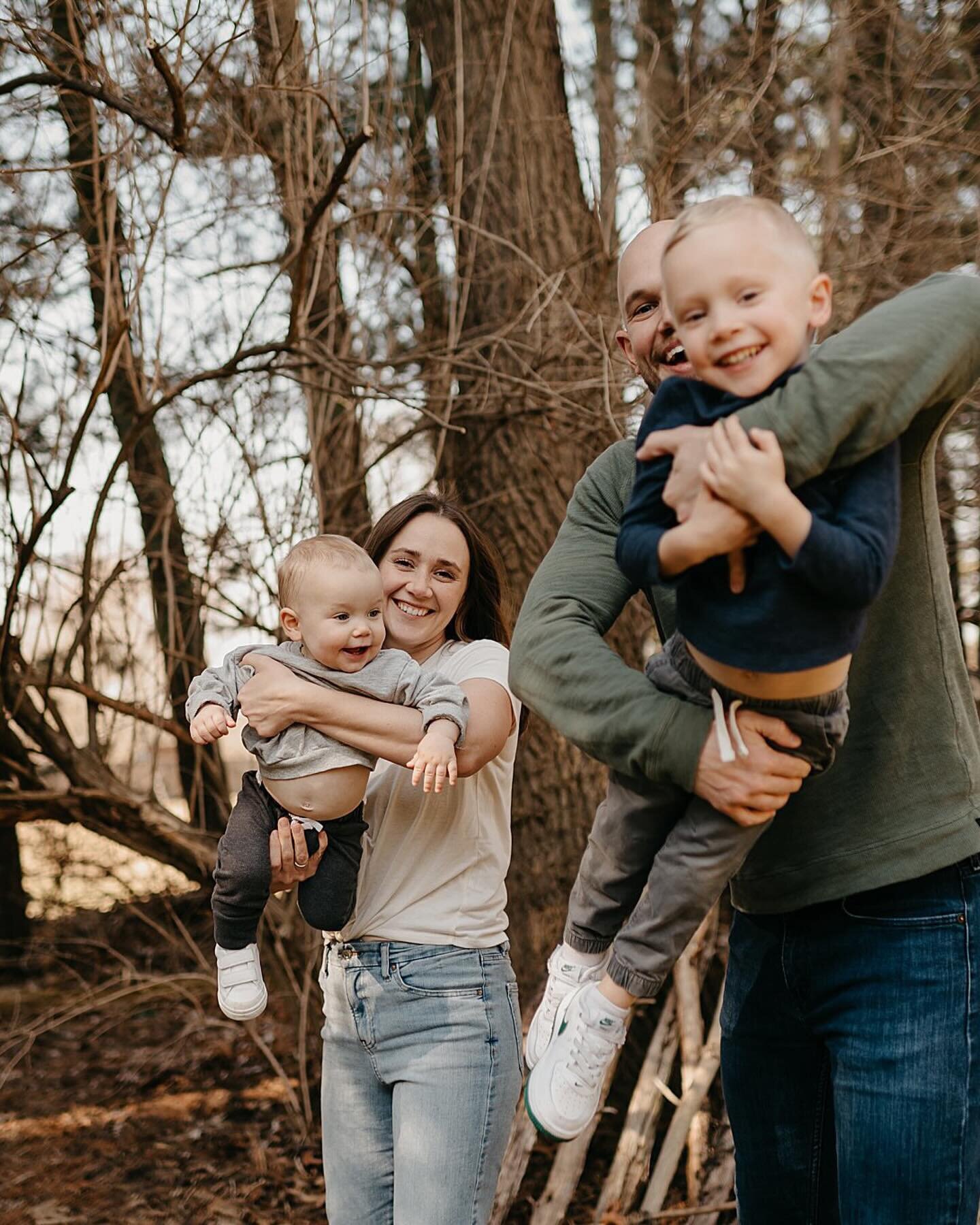 Play, dance, draw, fly, laugh &hellip; just a few things we can do during your session with your favorite people &hellip; 💛

And this sweet lil&rsquo; family &hellip; 🥹 It sure has been pure joy getting to know them over the years and watching thei