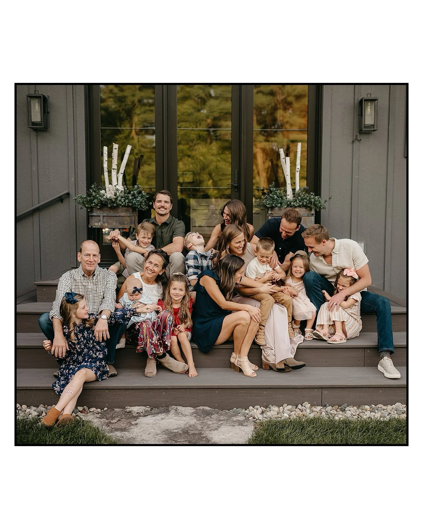 Candid moments are my favorite. 🥹 And running around in fields, laughing and experiencing joy of families &hellip; It&rsquo;s also always a huge honor when a fellow photographer asks me to capture new memories for them &hellip; truly, what a gift! T
