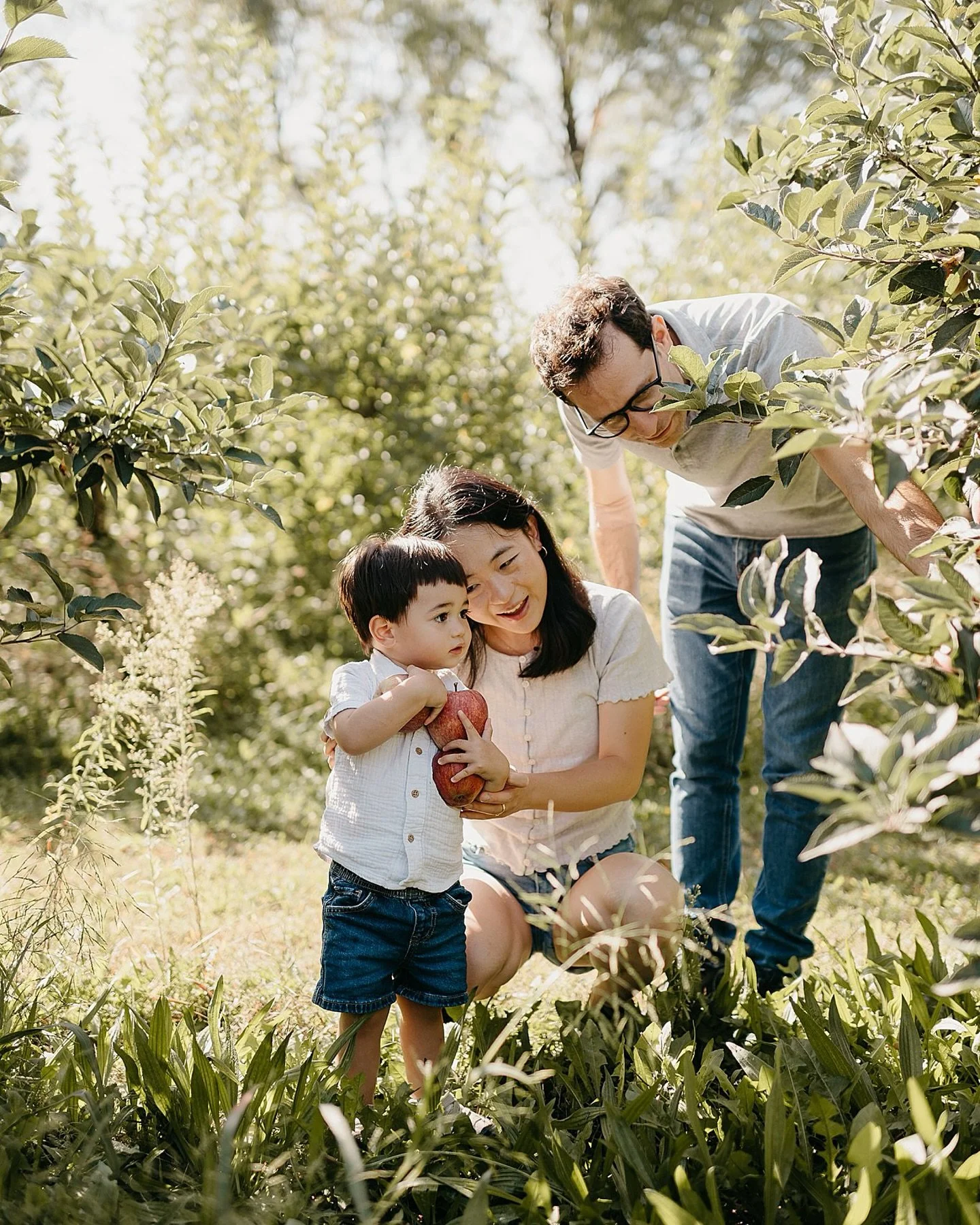 Apple picking, pumpkin hunting and lots of laughs &hellip; the perfect remedy for finding joy. 🍎🎃 Thankful for the belly laughs through the orchard with this sweet lil&rsquo; family. 🥹💛