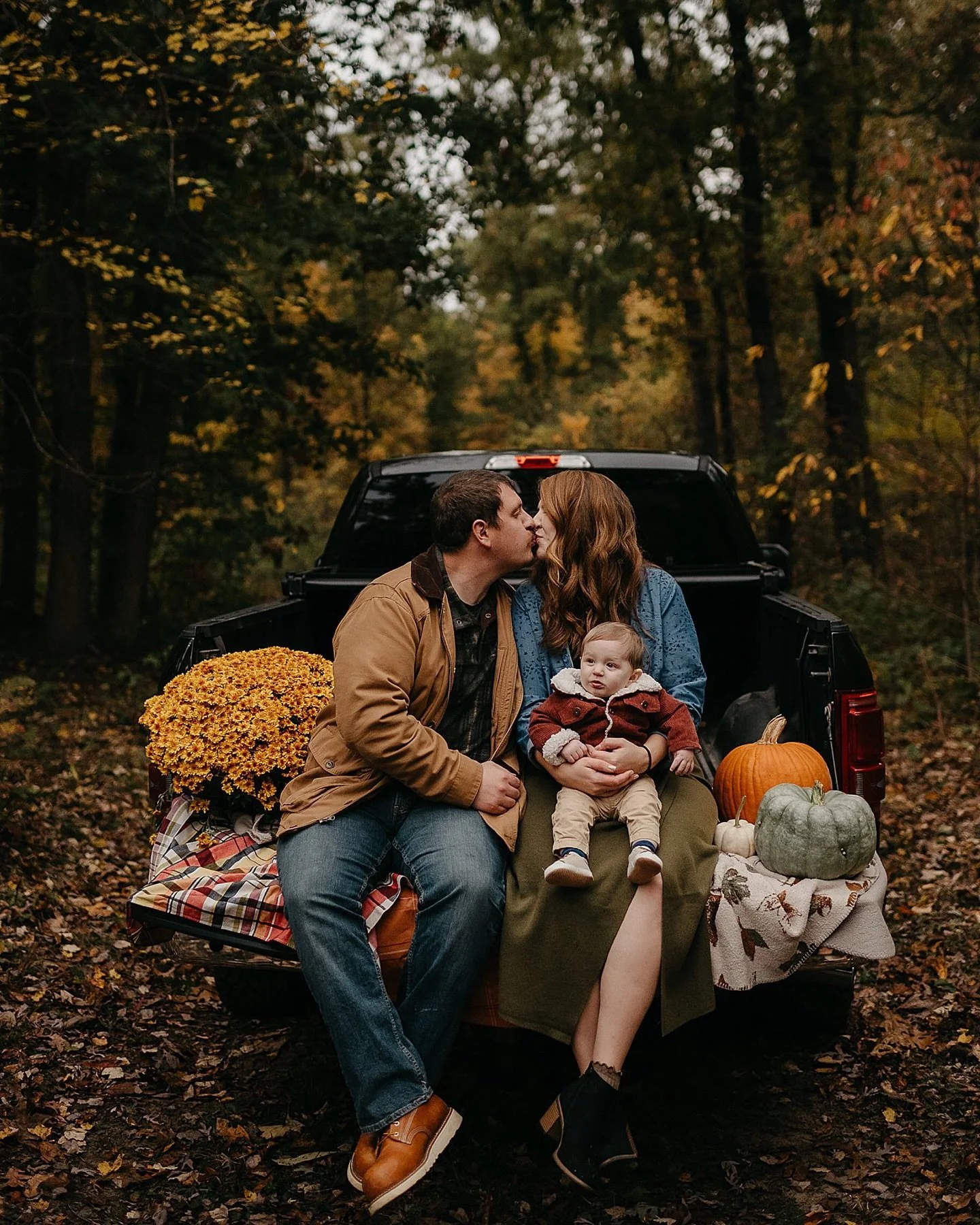 This sweet family. 🥹 so full of love for one another. And the joy their little boy brings to them both, sure is contagious. Can&rsquo;t help but smile. And always grateful for our time together. 💛