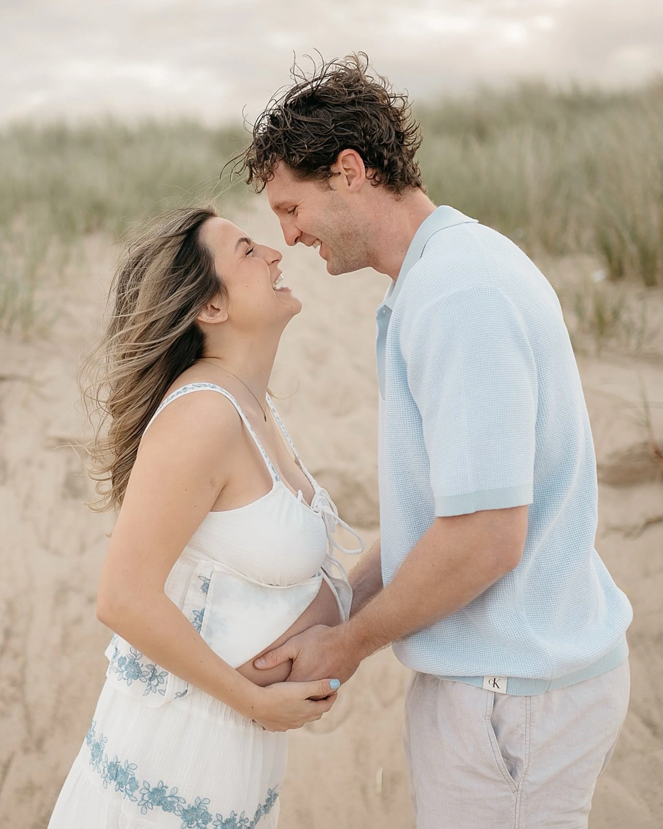 These two &hellip; 🥹 They&rsquo;re about to become a lil&rsquo; family of three and their excitement is contagious! 💛 We enjoyed a blustery morning on the beach, and while quite cold and windy, they made the most of these sweet moments together. Co