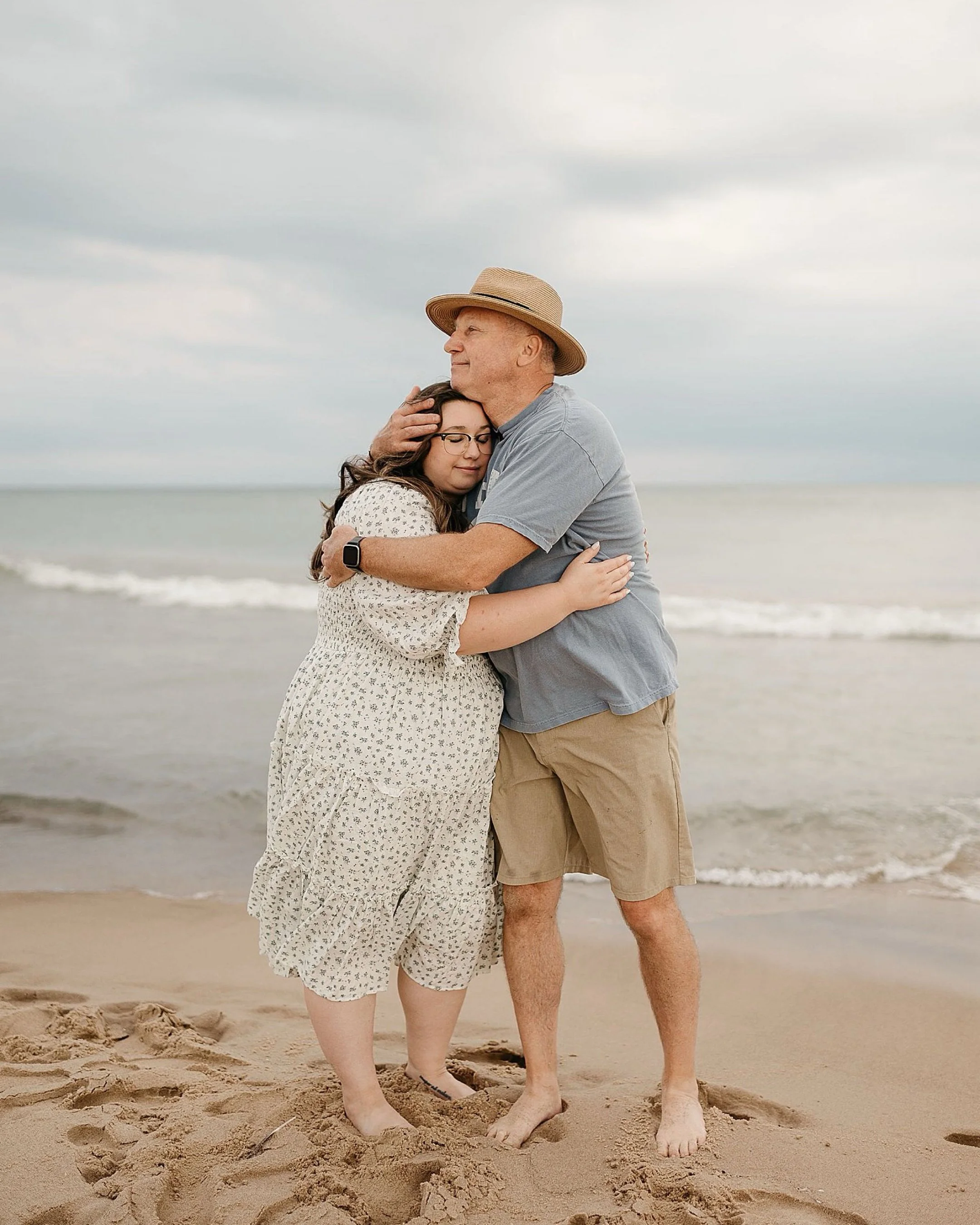 Wife, momma, friend, Nana &hellip; remembering her at a place she loved &hellip; 💛 Such a special family, full of so much love.

#RememberingTheMatriarch #NewBuffaloBeach #RunningWithTheBirds #FamilyTimeIsTheBestTime #FamilyLove