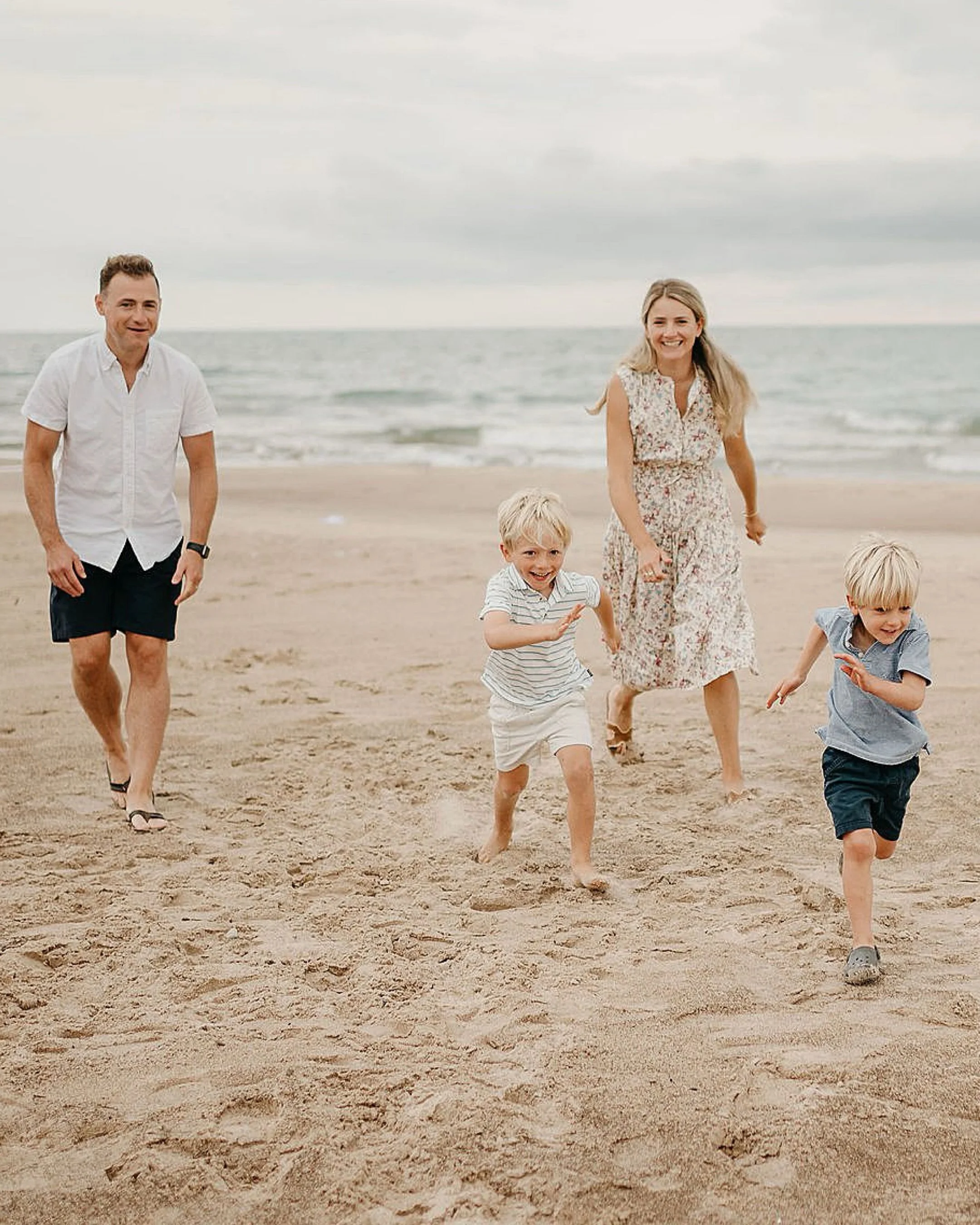 Running on the beach, looking up at the birds, bubbles and playtime, all while spending time with family &hellip; an amazing day, indeed. 🥹✨💛