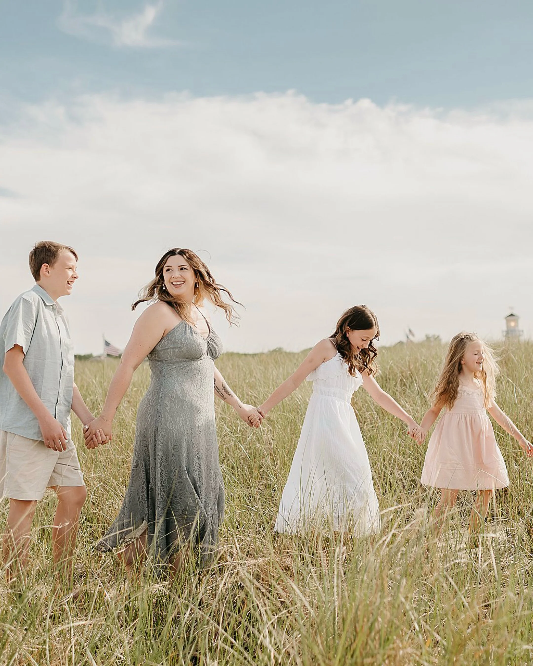 Give me 20 minutes and I promise we&rsquo;ll laugh, we&rsquo;ll run and most importantly, capture the magic that is your family. ✨💛 And if you're looking for a quick session on the beach with your family, I still have some mini session spots left fo