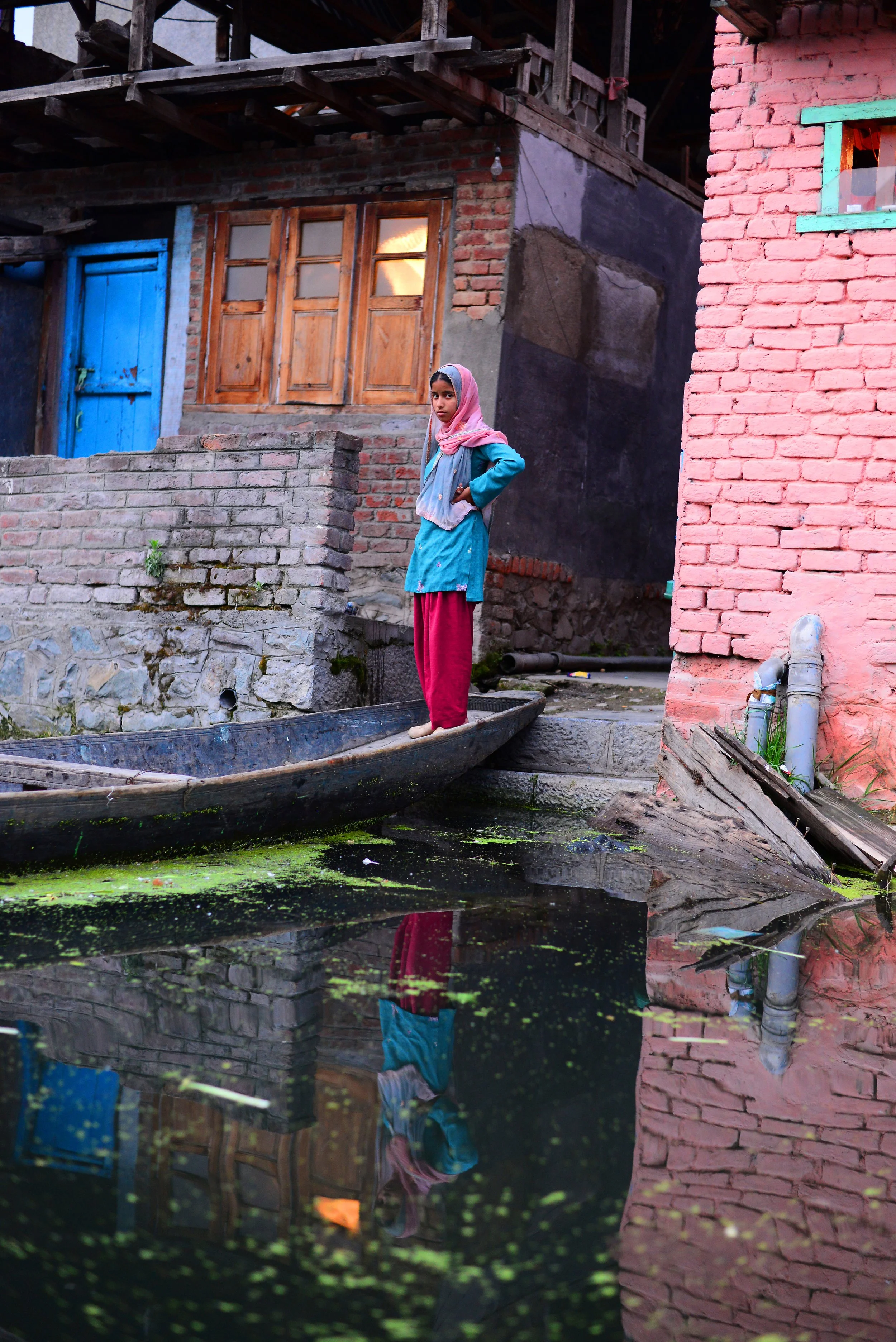 dal lake srinagar- dal lake girl.jpg
