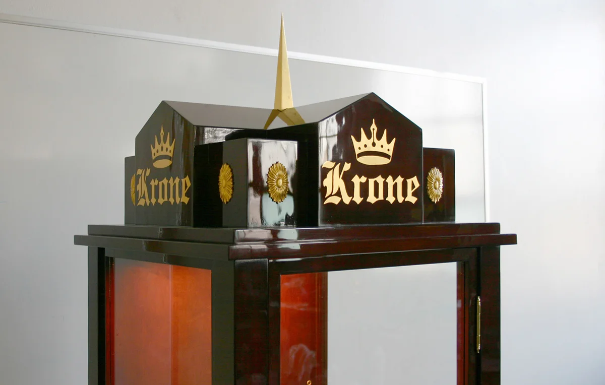 Oil gilding - Krone logo and ornamentation on display cabinets