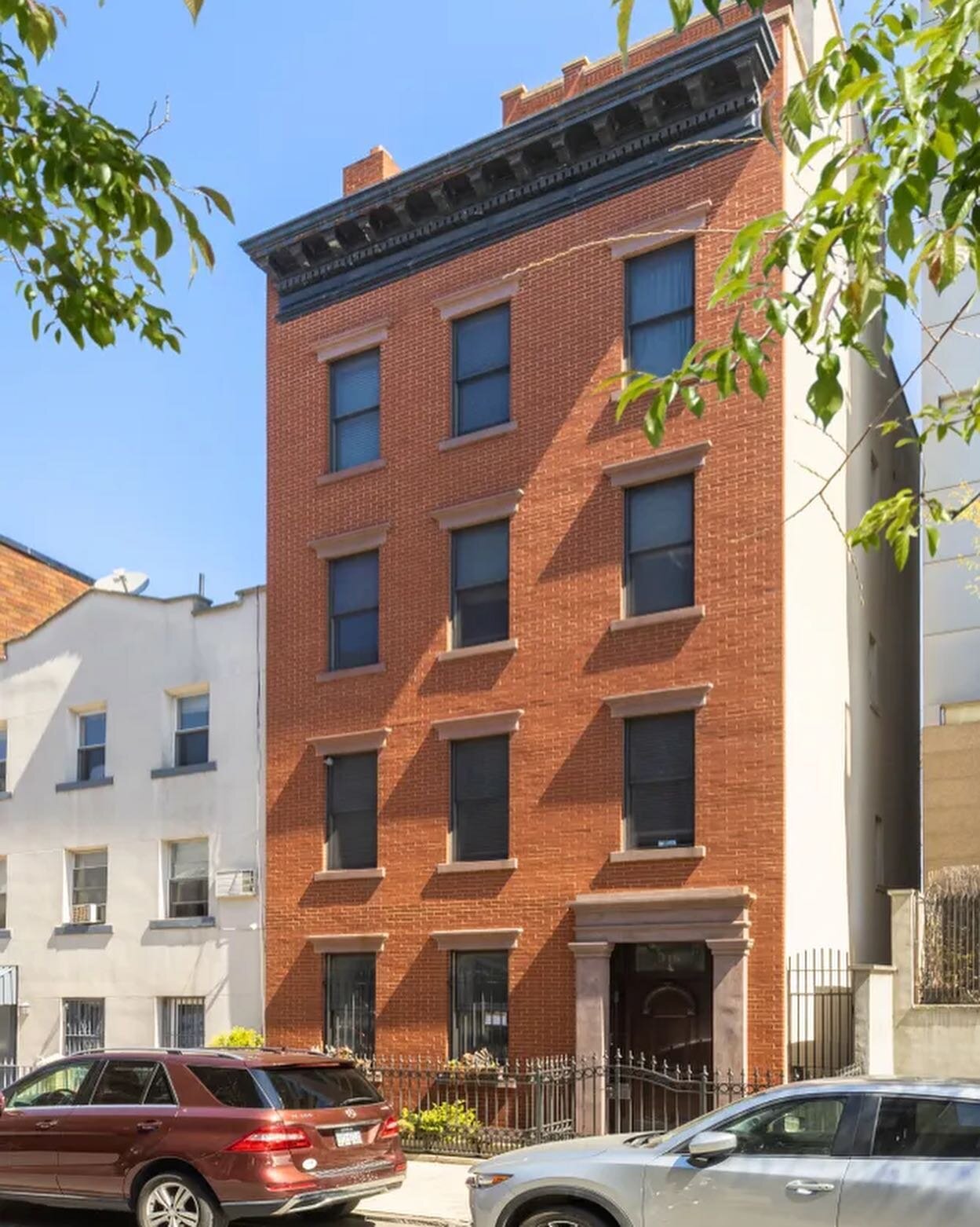 Now in contract! #greenpoint #realestatewithronnie #townhouse