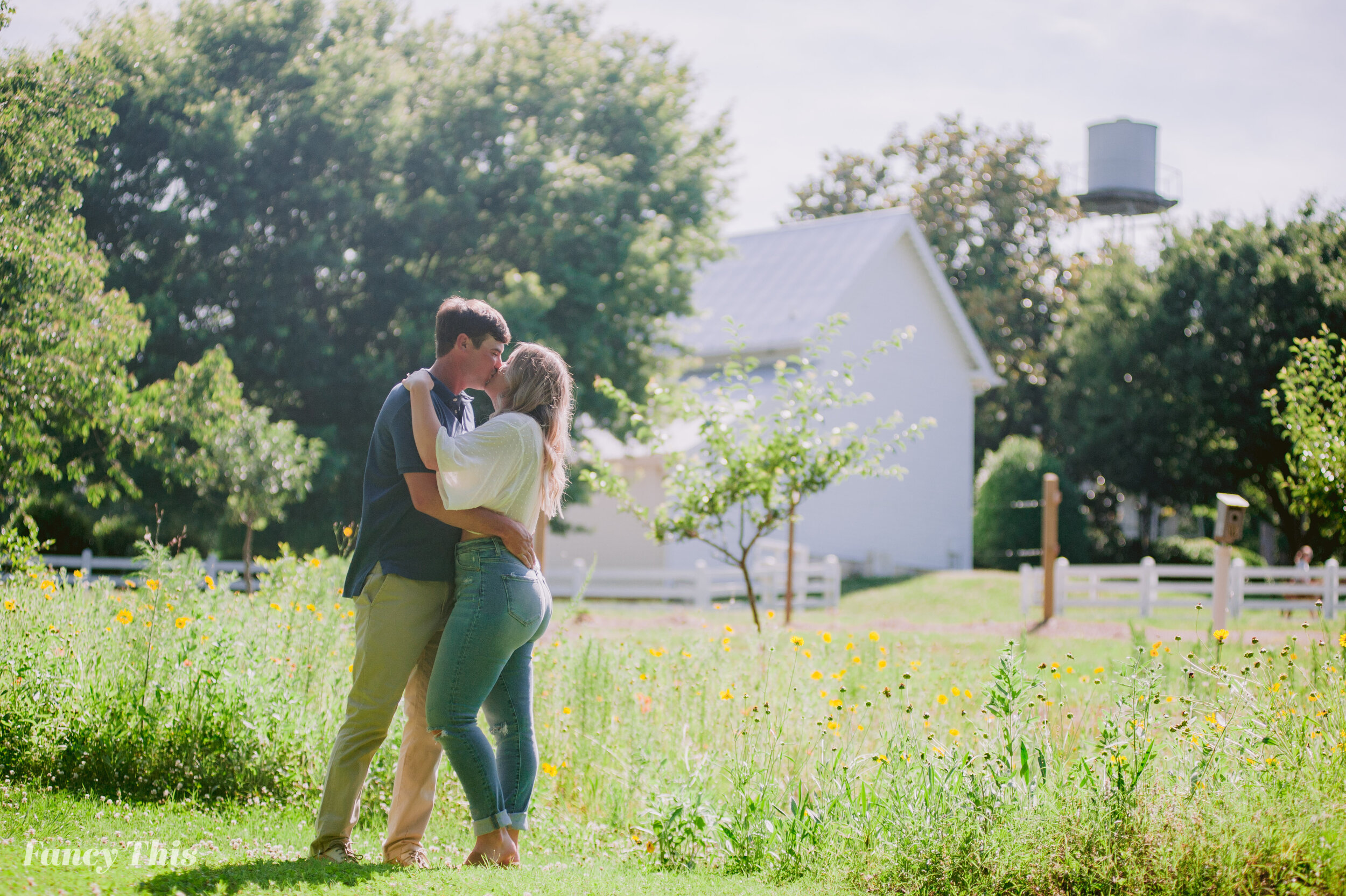 raleighengagementsessionideas_southernengagementsession_historicoakviewcityparkraleigh_fancythisphotography-73.jpg