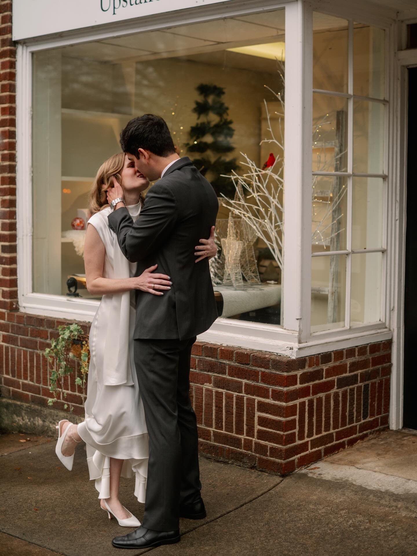 A true Hallmark Christmas moment photographing these two at their Hillsborough courthouse wedding. It&rsquo;s the simple but thoughtful touches with this one!

Photos by Nikki 🎄