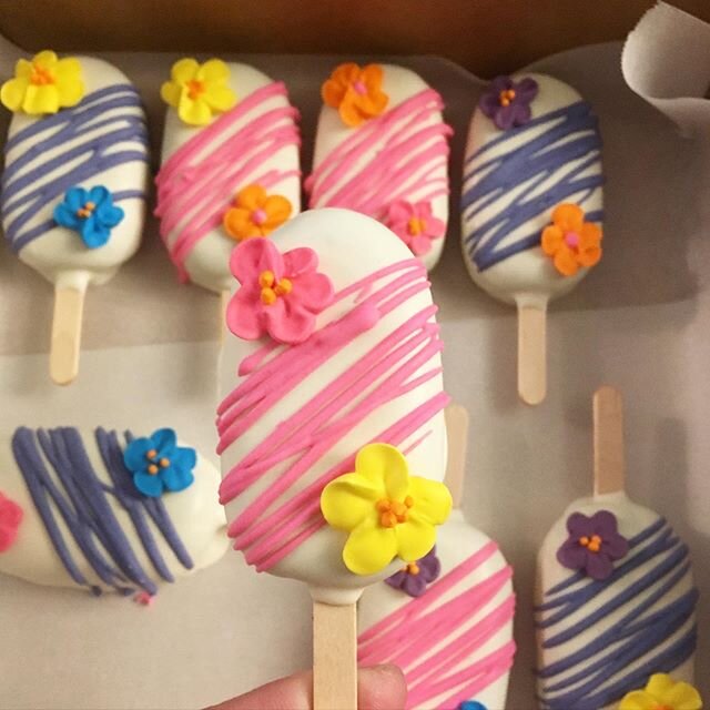 It&rsquo;s always so fun seeing the different color combinations our clients request for their cakes, cookies, and cakesicles! 🎨
.
.
What&rsquo;s your favorite color combination? Drop your combo in the comments! ❤️🧡💛💚💙💜🖤🤍
.
.
✉️: orders@borin