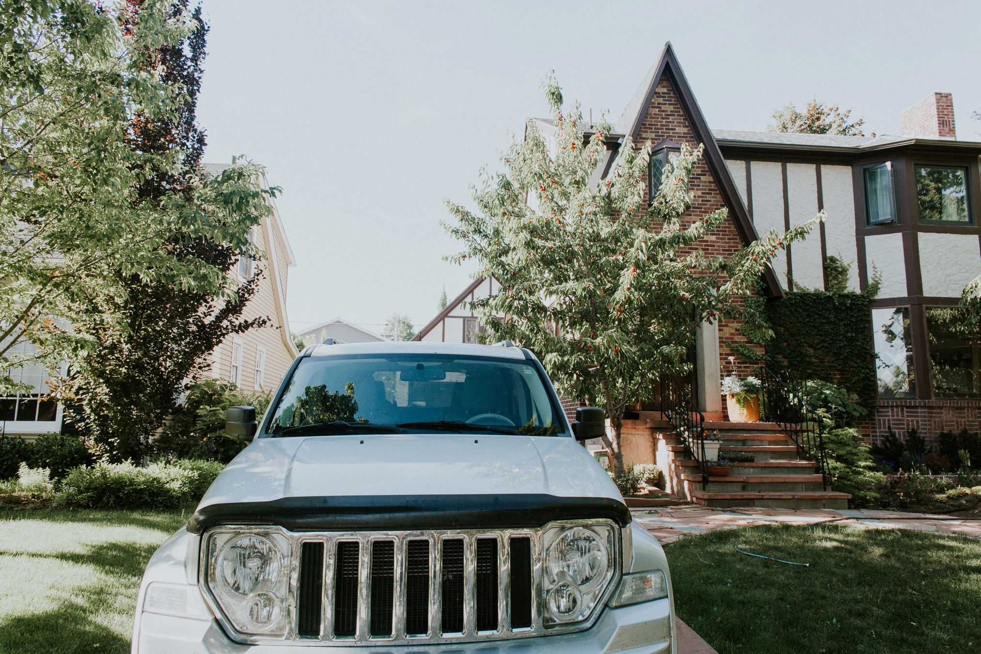 SALT LAKE CITY, UTAH Unloading our Jeep at our Air BnB in SLC! Our host family was amazing!!! She had a cherry tree in the front yard, Zoe picked cherries every morning. 