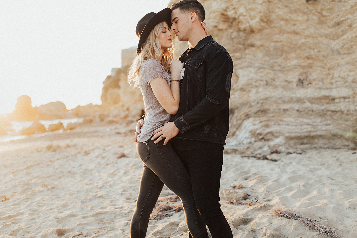 LittleCoronaStateBeachCaliforniaMiniSessionSoCalCouplesPhotographerRachelWakefieldLagunaBeachPhotographyHalleandNick-28.jpg