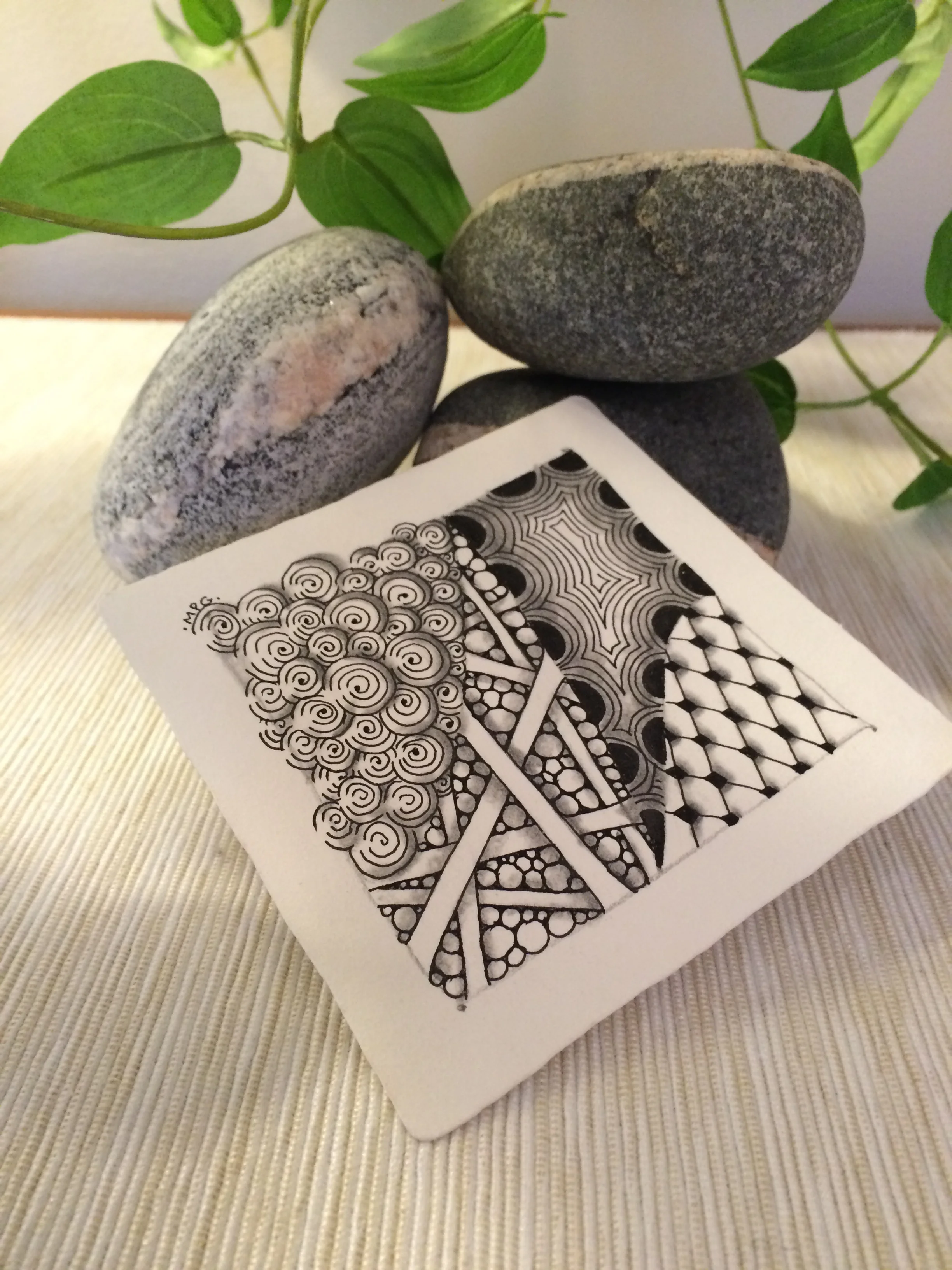 A BEGINNER ZENTANGLE TILE BY BERNADETTE GONZALEZ