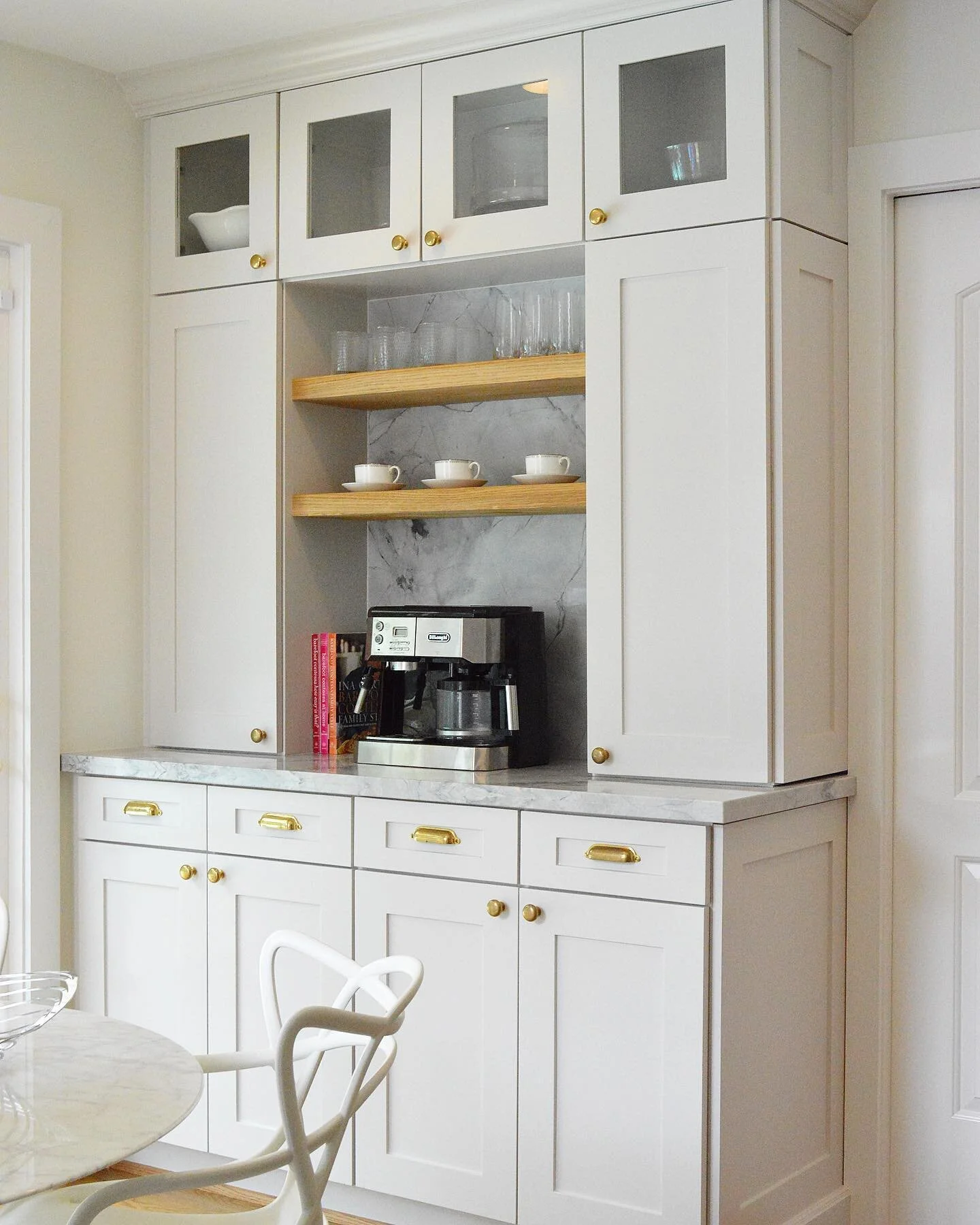 When designing a space I think it is important for everything to be intentional. Don&rsquo;t add more than you have to and make sure everything has its place. #karibrowndesign #houstoninteriordesign #designhouston #coffeebar