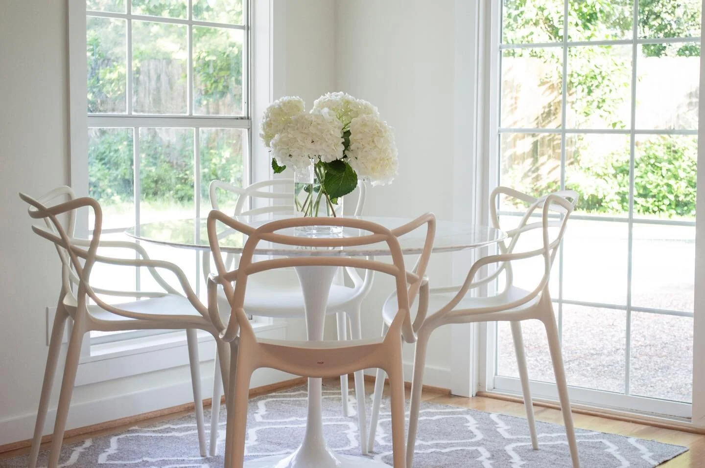 Dreaming of sunnier days as it&rsquo;s currently pouring outside  #karibrowndesign #houstoninteriordesign #designhouston #diningroom