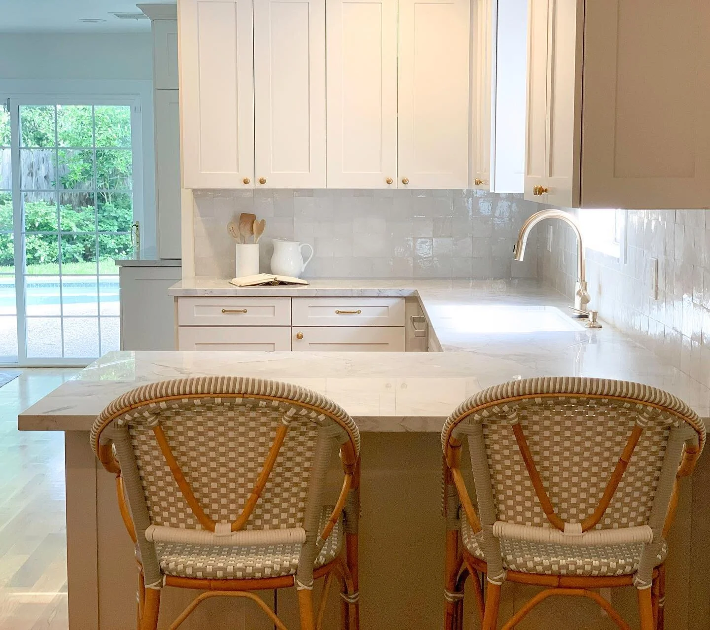 Happy Saturday! Bring on the sunshine ☀️#karibrowndesign #houstoninteriordesign #designhouston #kitchendesign