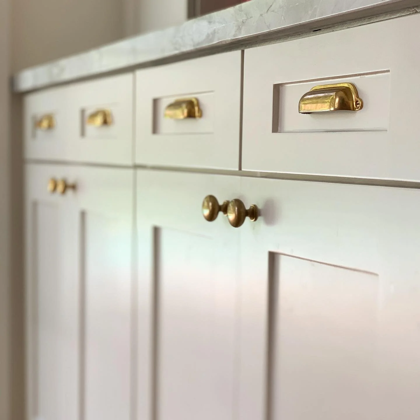 Is there anything more beautiful than the patina on unlacquered brass? #karibrowndesign #houstoninteriordesign #designhouston #hardware #unlacqueredbrass