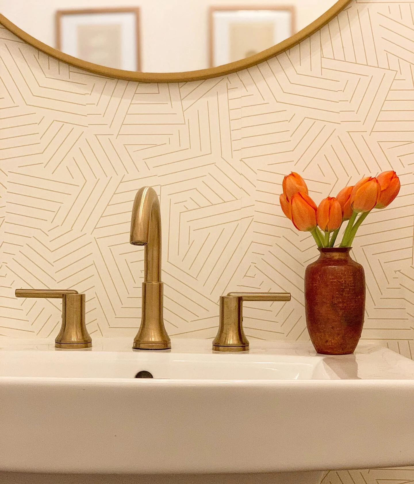 A little #wallpaperwednesday #karibrowndesign #houstoninteriordesign #designhouston #wallpaper #powderbath