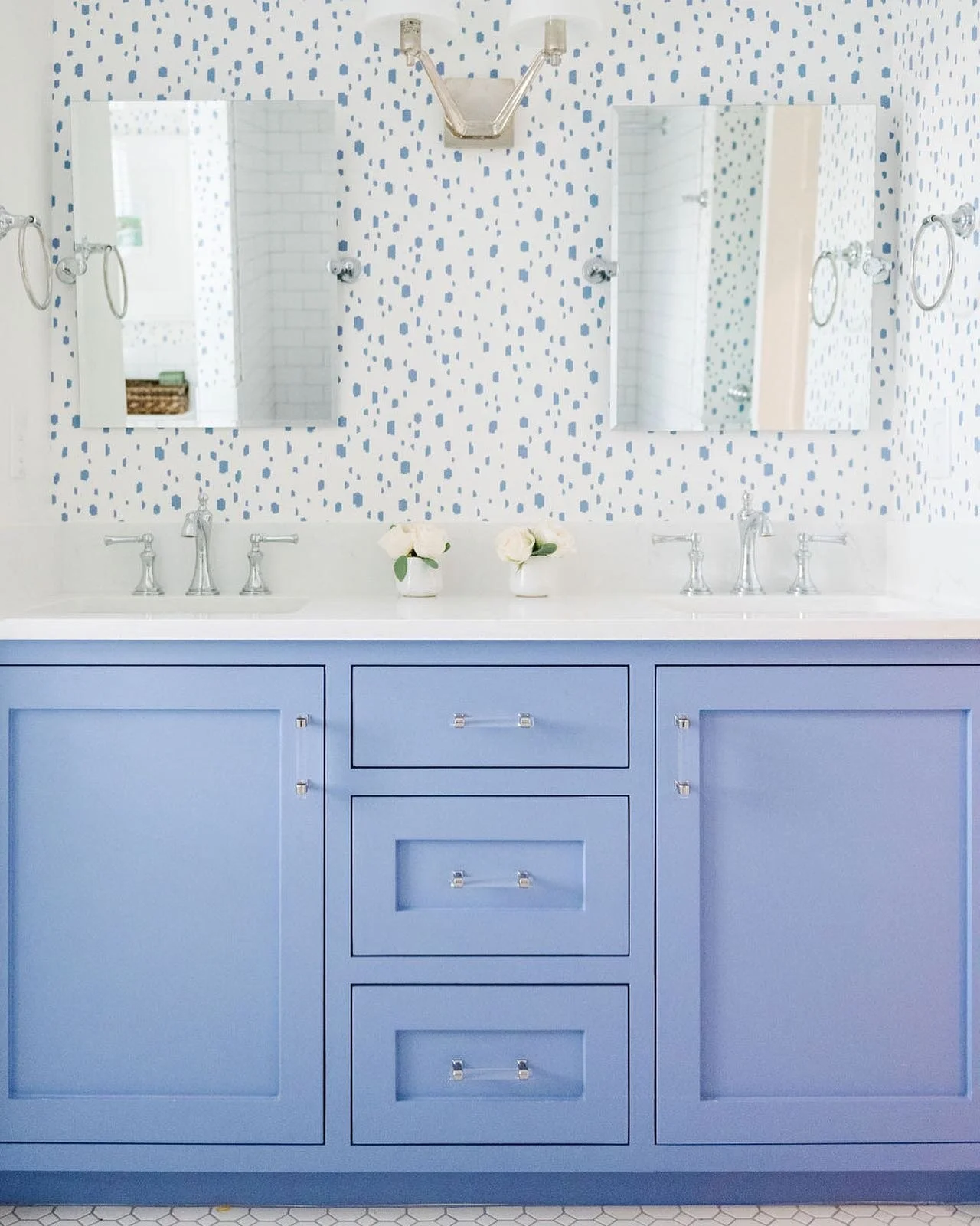 Rise and shine! #karibrowndesign #houstoninteriordesigner #houstondesign #bathroomdesign #wallpaper 📷@kathpierattphoto