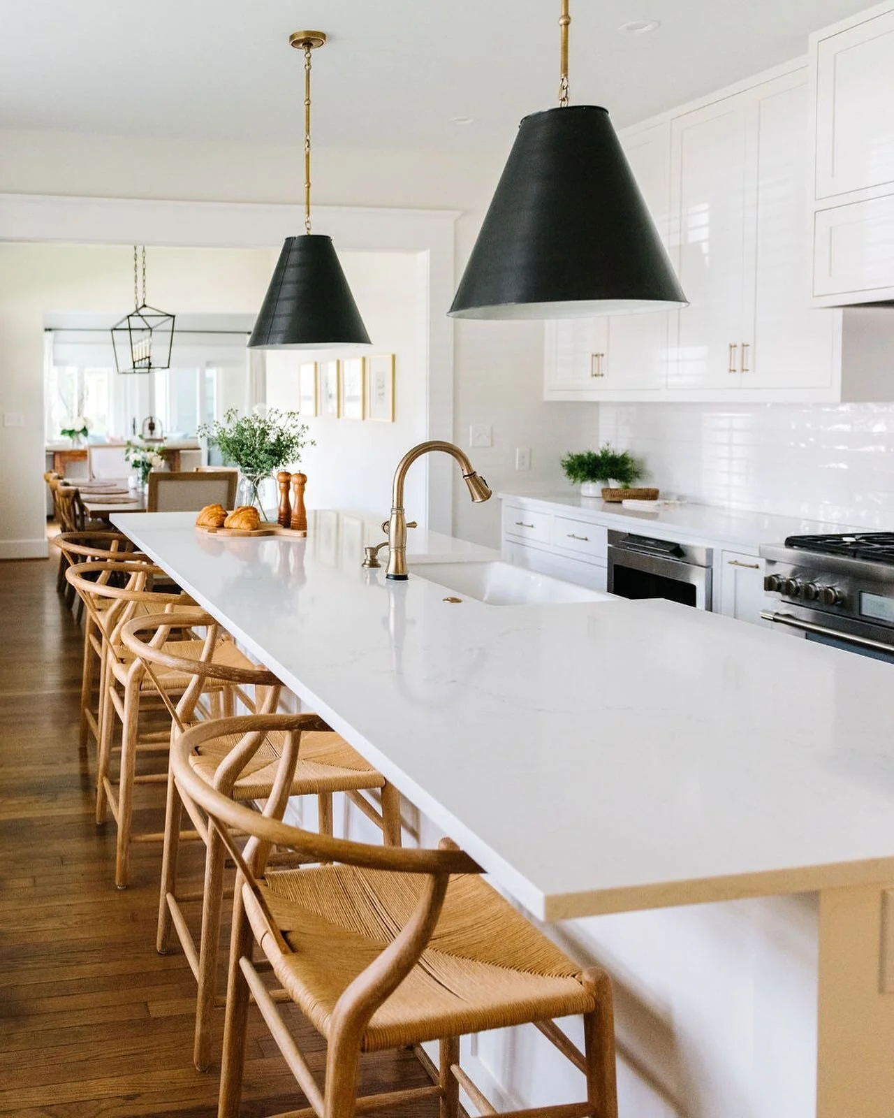 A kitchen as wonderful as the family who uses it 🤍 #karibrowndesign #houstondesign #houstondesigner #kitchendesign 📷 @kathpierattphoto