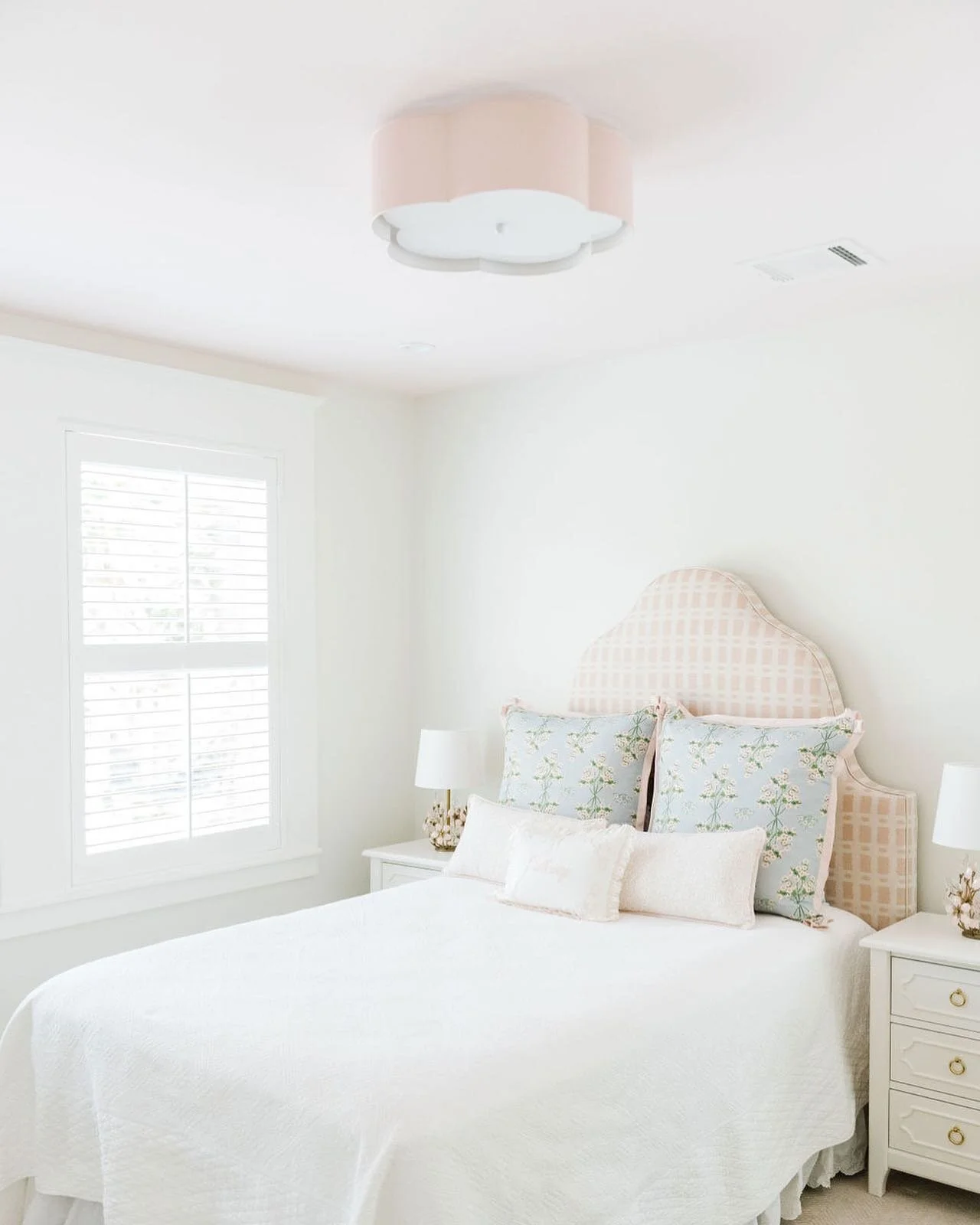 The sweetest space 💕 #karibrowndesign #houstoninteriordesign #houstondesigner #houstondesign #bedroomdesign Photo by: @kathpierattphoto